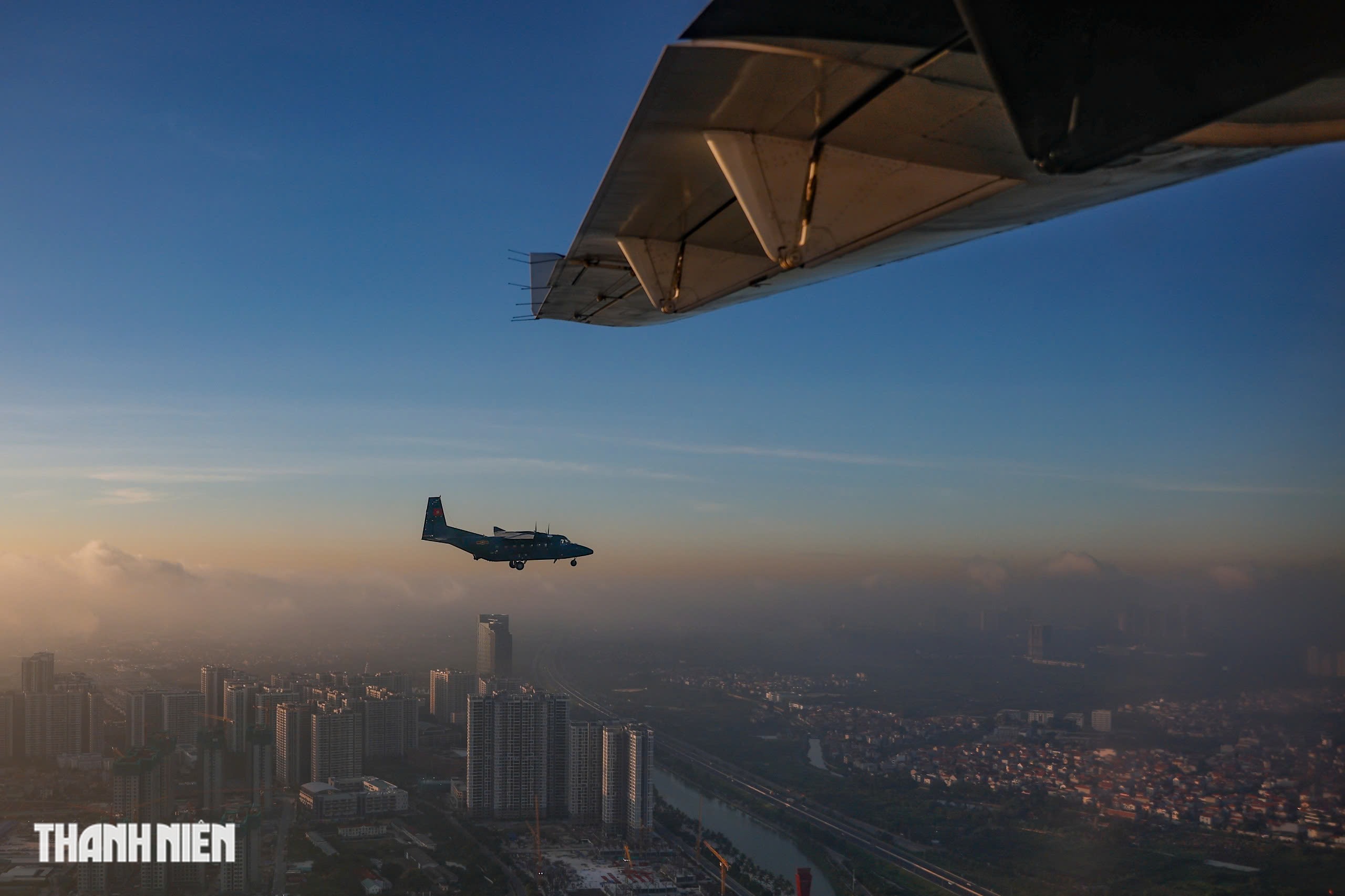 Xem 'ngựa thồ' C-295 khoác áo mới, bay biên đội 4 chiếc trên bầu trời Hà Nội- Ảnh 22.