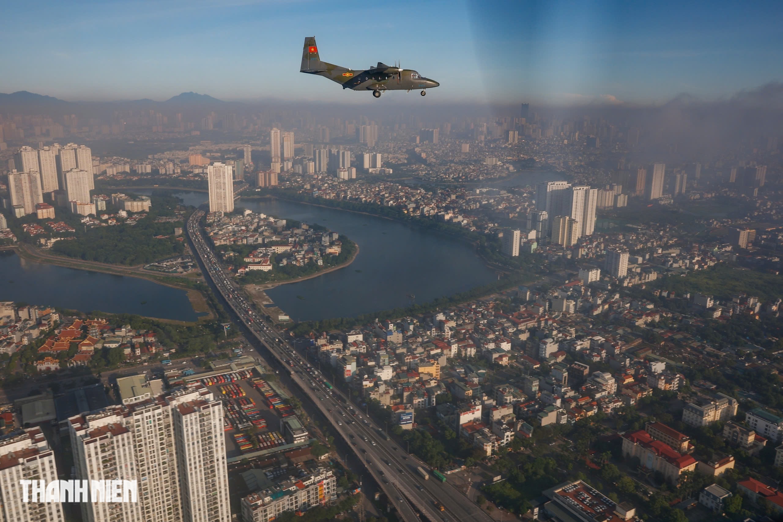 Xem 'ngựa thồ' C-295 khoác áo mới, bay biên đội 4 chiếc trên bầu trời Hà Nội- Ảnh 25.