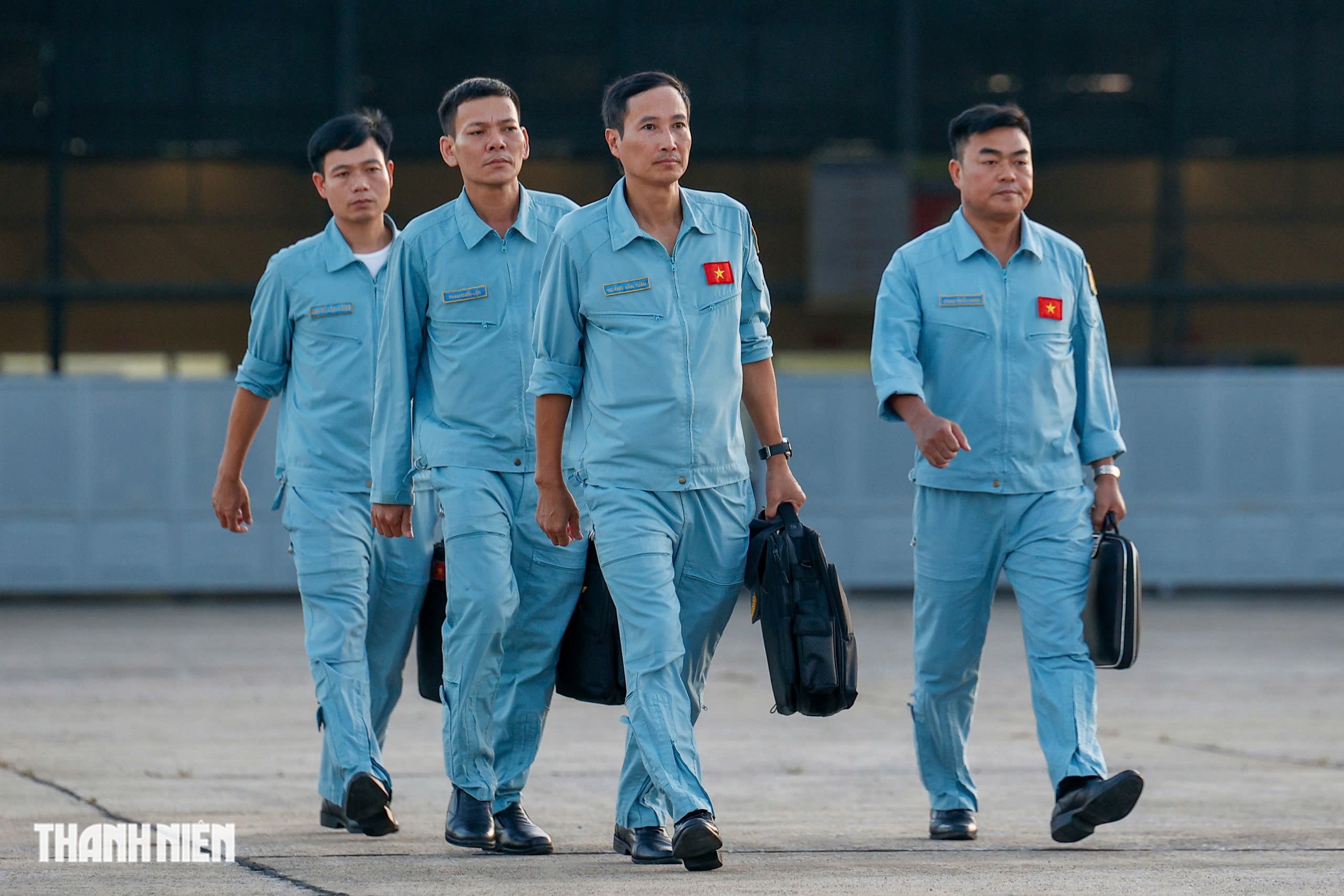 Xem 'ngựa thồ' C-295 khoác áo mới, bay biên đội 4 chiếc trên bầu trời Hà Nội- Ảnh 4.