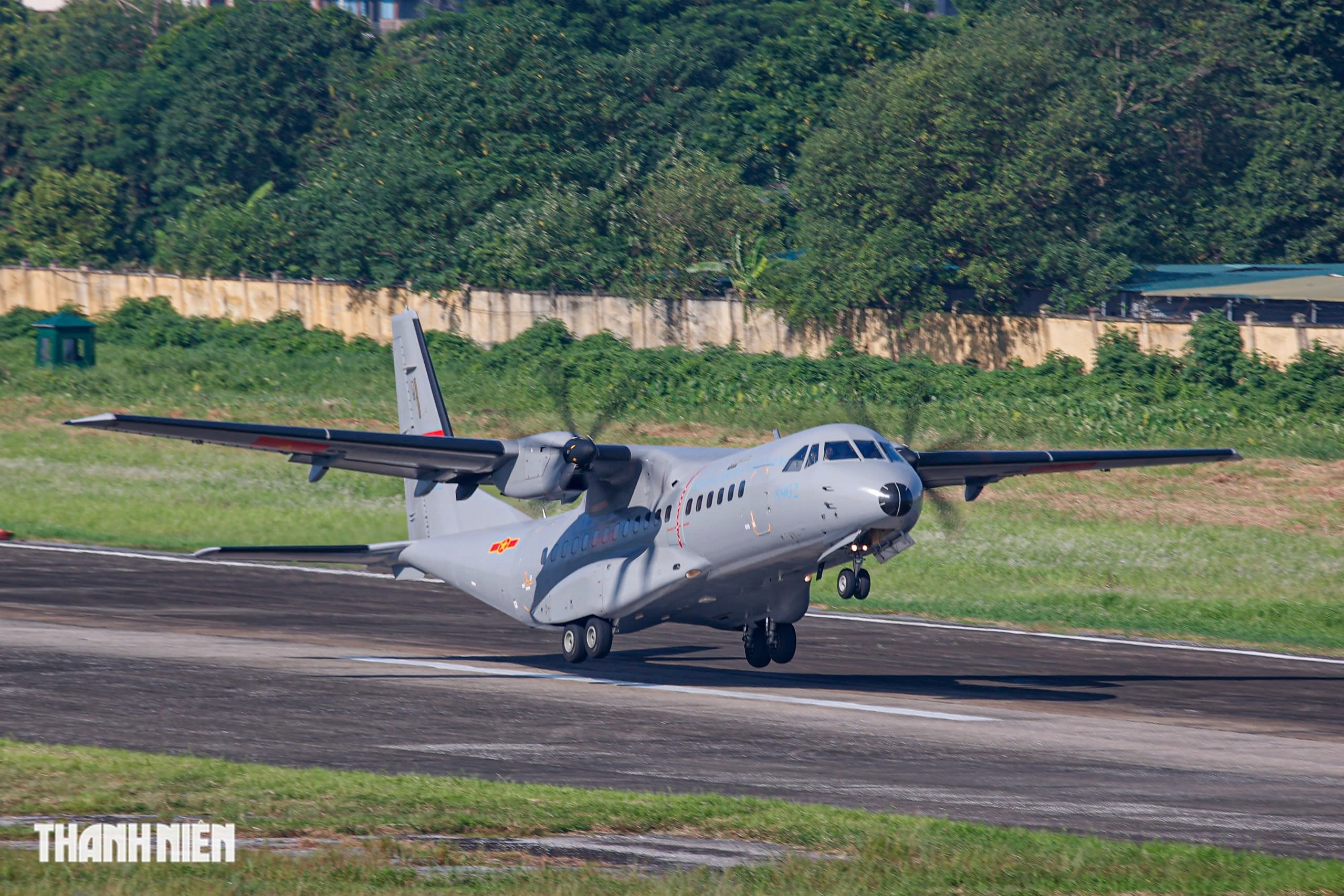 Xem 'ngựa thồ' C-295 khoác áo mới, bay biên đội 4 chiếc trên bầu trời Hà Nội- Ảnh 9.