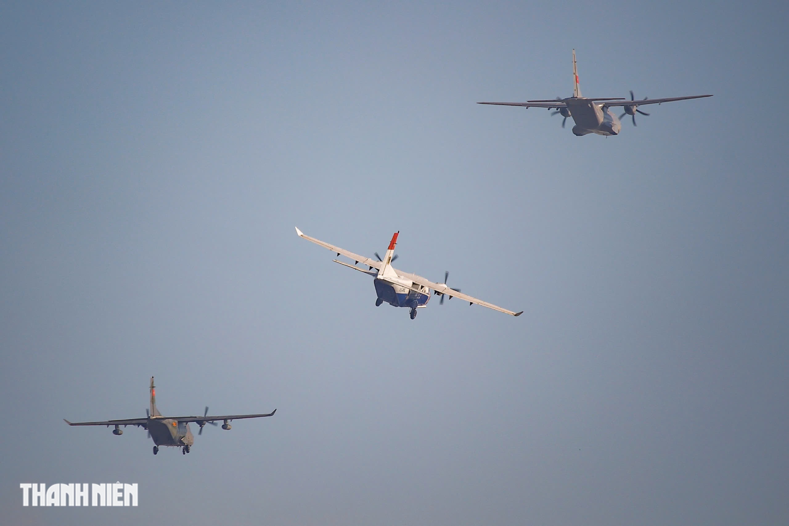 Xem 'ngựa thồ' C-295 khoác áo mới, bay biên đội 4 chiếc trên bầu trời Hà Nội- Ảnh 20.
