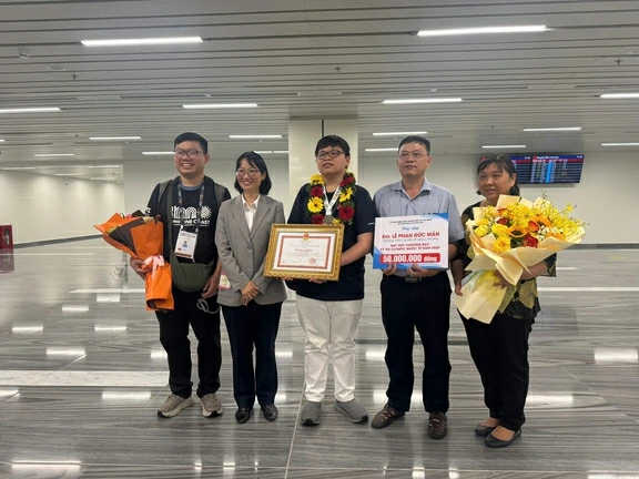 Huy chương vàng Olympic tin học và Huy chương bạc toán quốc tế chọn chung trường ĐH - Ảnh 2.