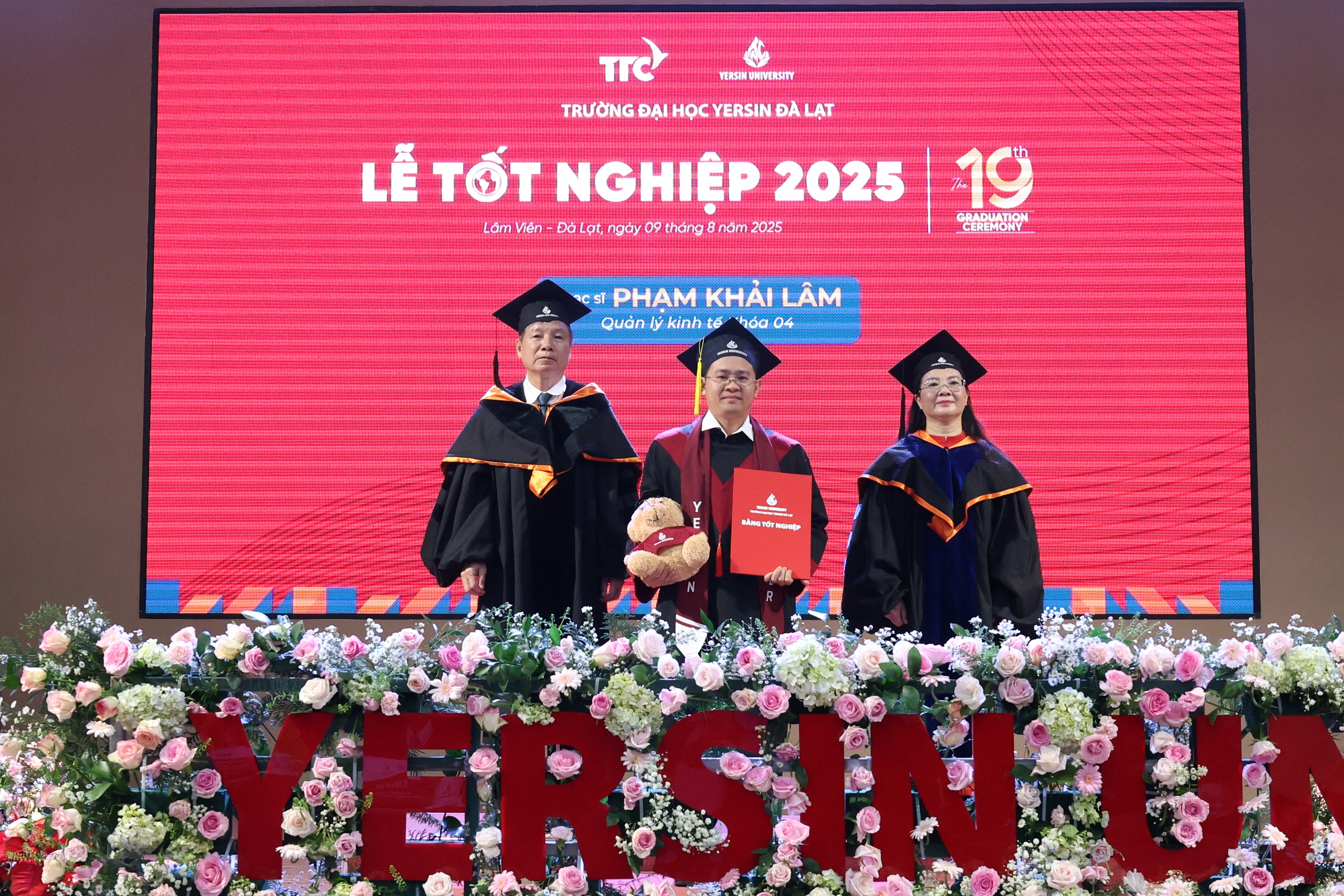 Tân khoa Trường ĐH Yersin Đà Lạt đi trên đường hoa trạng nguyên nhận bằng tốt nghiệp - Ảnh 3.