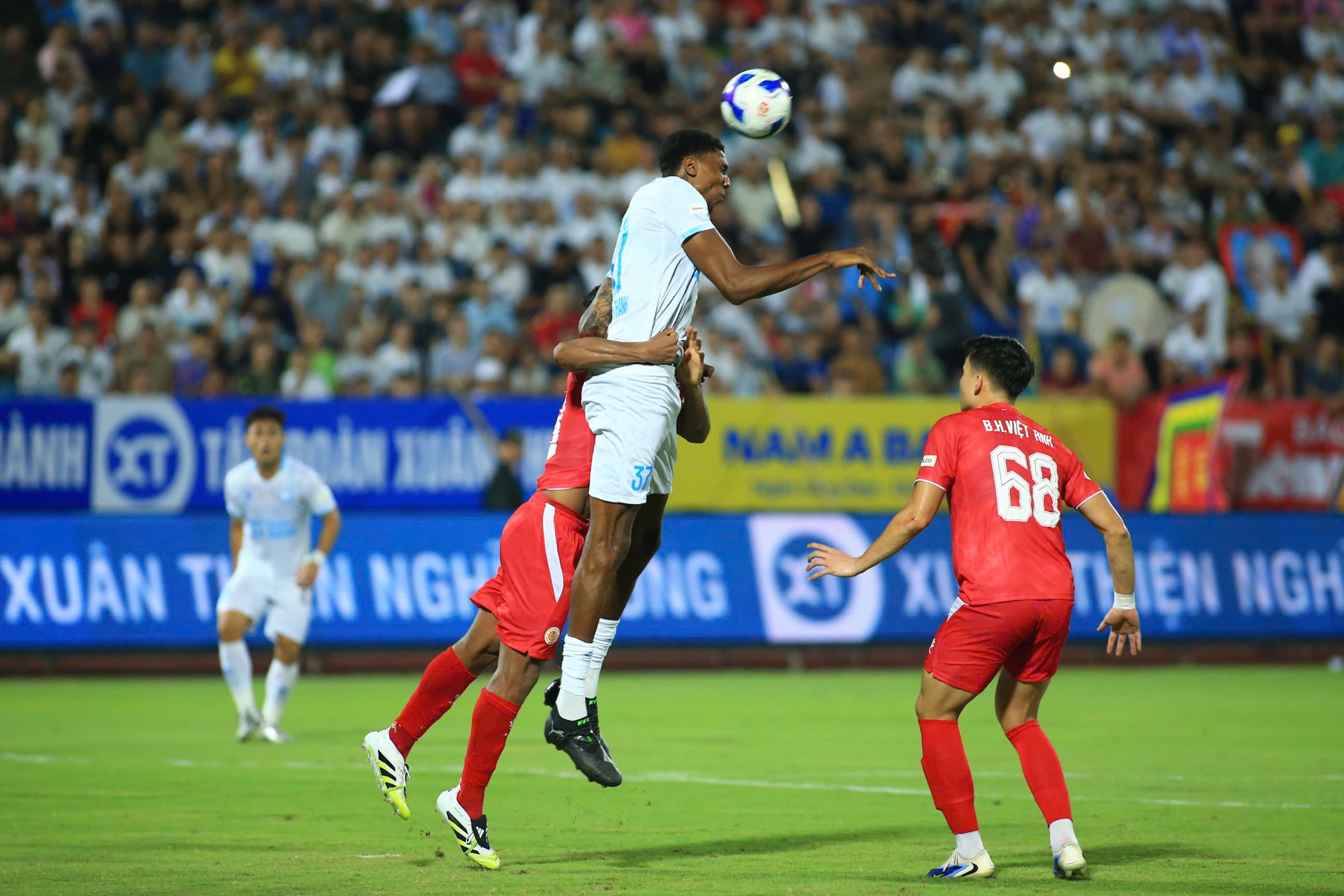 Tim CAHN mengalahkan Nam Dinh, memenangkan Piala Super: Kemenangan keberanian, apa yang dikatakan Dinh Bac? - Foto 5. Đội CAHN đánh bại Nam Định, giành Siêu cúp: Chiến thắng của bản lĩnh, Đình Bắc nói gì?- Ảnh 5.