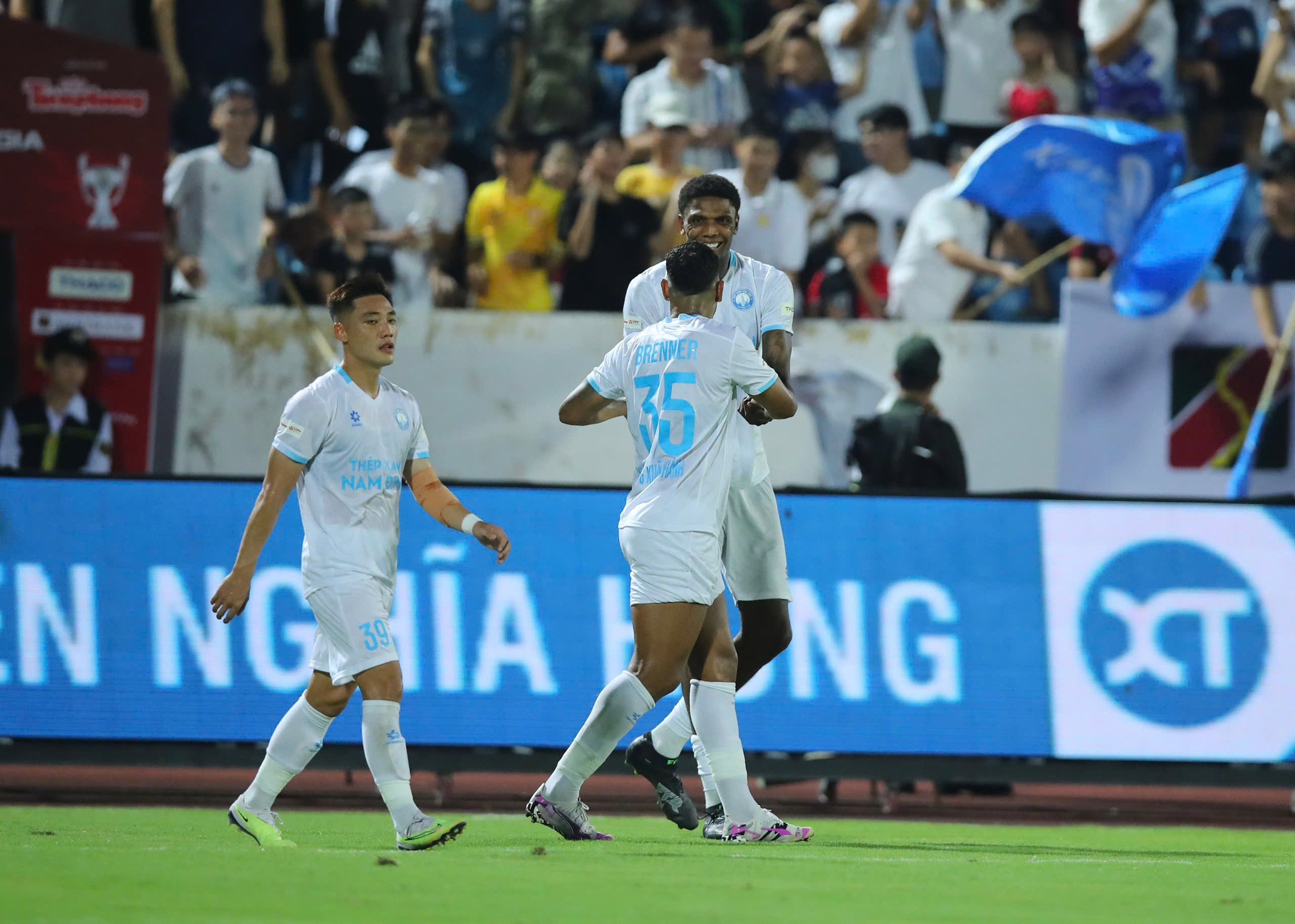 Tim CAHN mengalahkan Nam Dinh, memenangkan Piala Super: Kemenangan keberanian, apa yang dikatakan Dinh Bac? - Foto 6. Đội CAHN đánh bại Nam Định, giành Siêu cúp: Chiến thắng của bản lĩnh, Đình Bắc nói gì?- Ảnh 6.