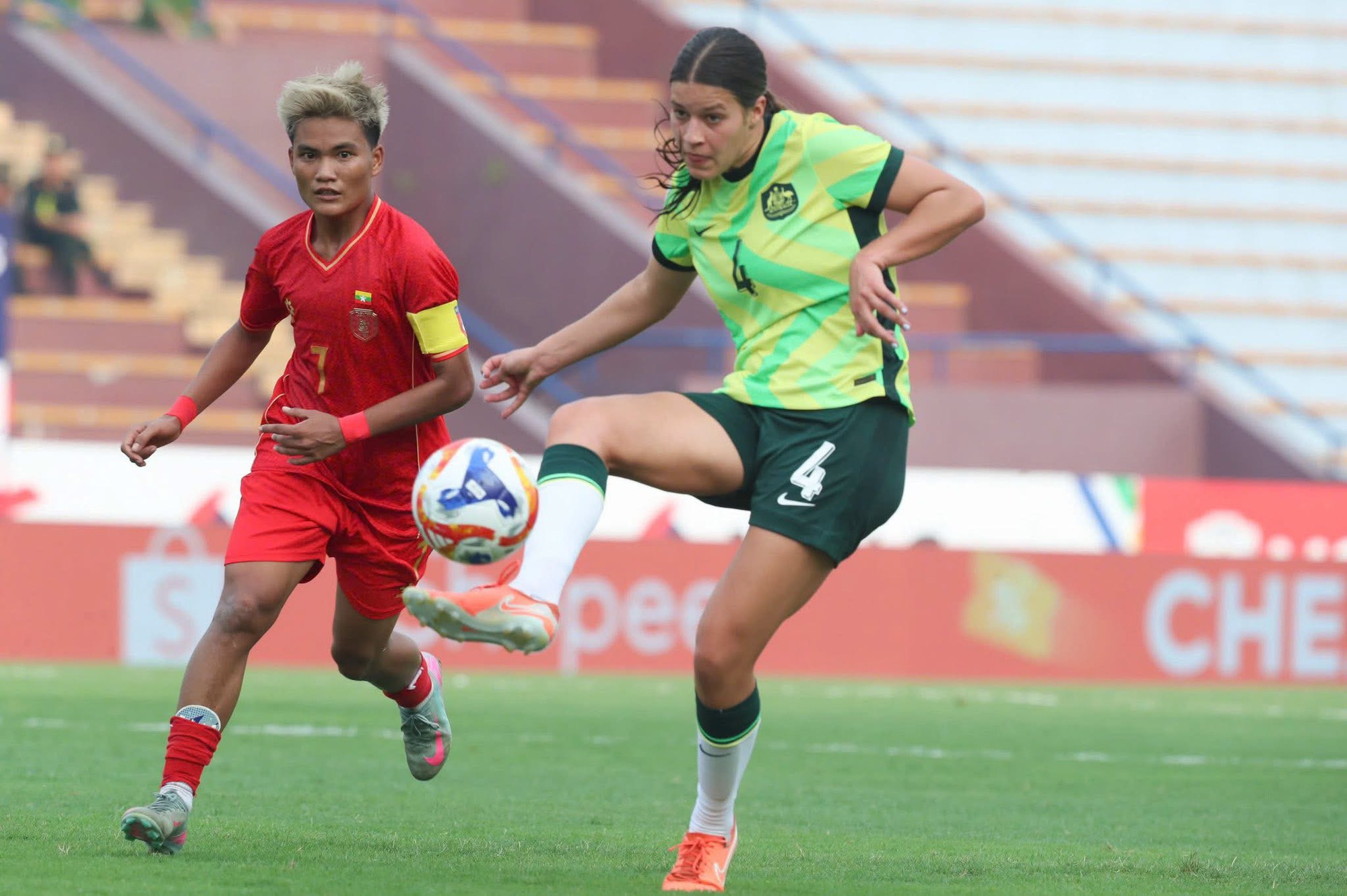 តារាងការប្រកួត AFF Women's Cup ថ្ងៃនេះ រំភើបខ្លាំង អូស្ត្រាលីនឹងត្រឡប់ទៅផ្ទះវិញ បើចាញ់! - រូបថត ១. Lịch thi đấu AFF Cup nữ hôm nay: Cực gay cấn, Úc thua sẽ về nước! 
- Ảnh 1.
