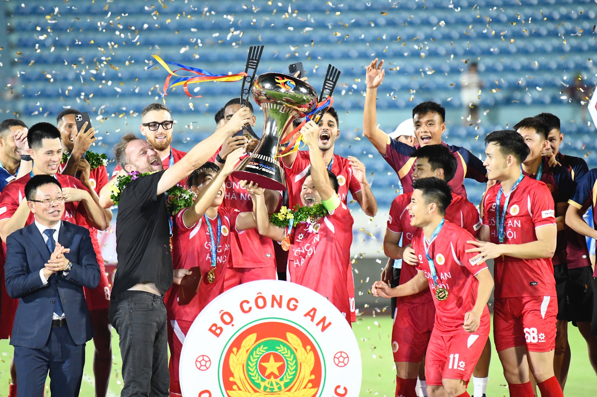 नाटकीय ढंग से नाम दिन्ह को हराकर हनोई पुलिस टीम ने पहली बार राष्ट्रीय सुपर कप जीता - फोटो 4. Thắng kịch tính Nam Định, đội Công an Hà Nội lần đầu đoạt Siêu cúp quốc gia- Ảnh 4.