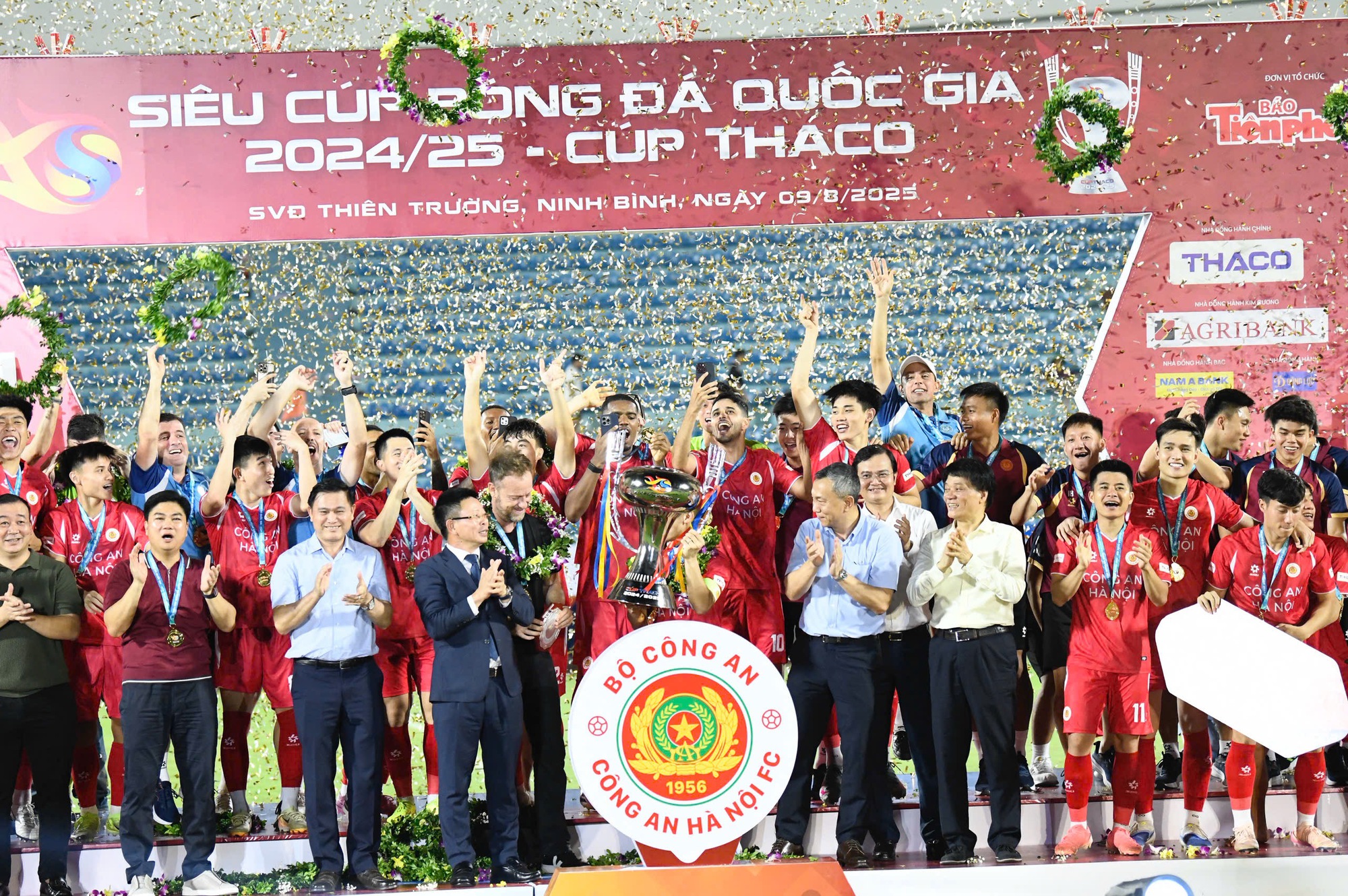 नाटकीय ढंग से नाम दिन्ह को हराकर हनोई पुलिस टीम ने पहली बार राष्ट्रीय सुपर कप जीता - फोटो 3. Thắng kịch tính Nam Định, đội Công an Hà Nội lần đầu đoạt Siêu cúp quốc gia- Ảnh 3.