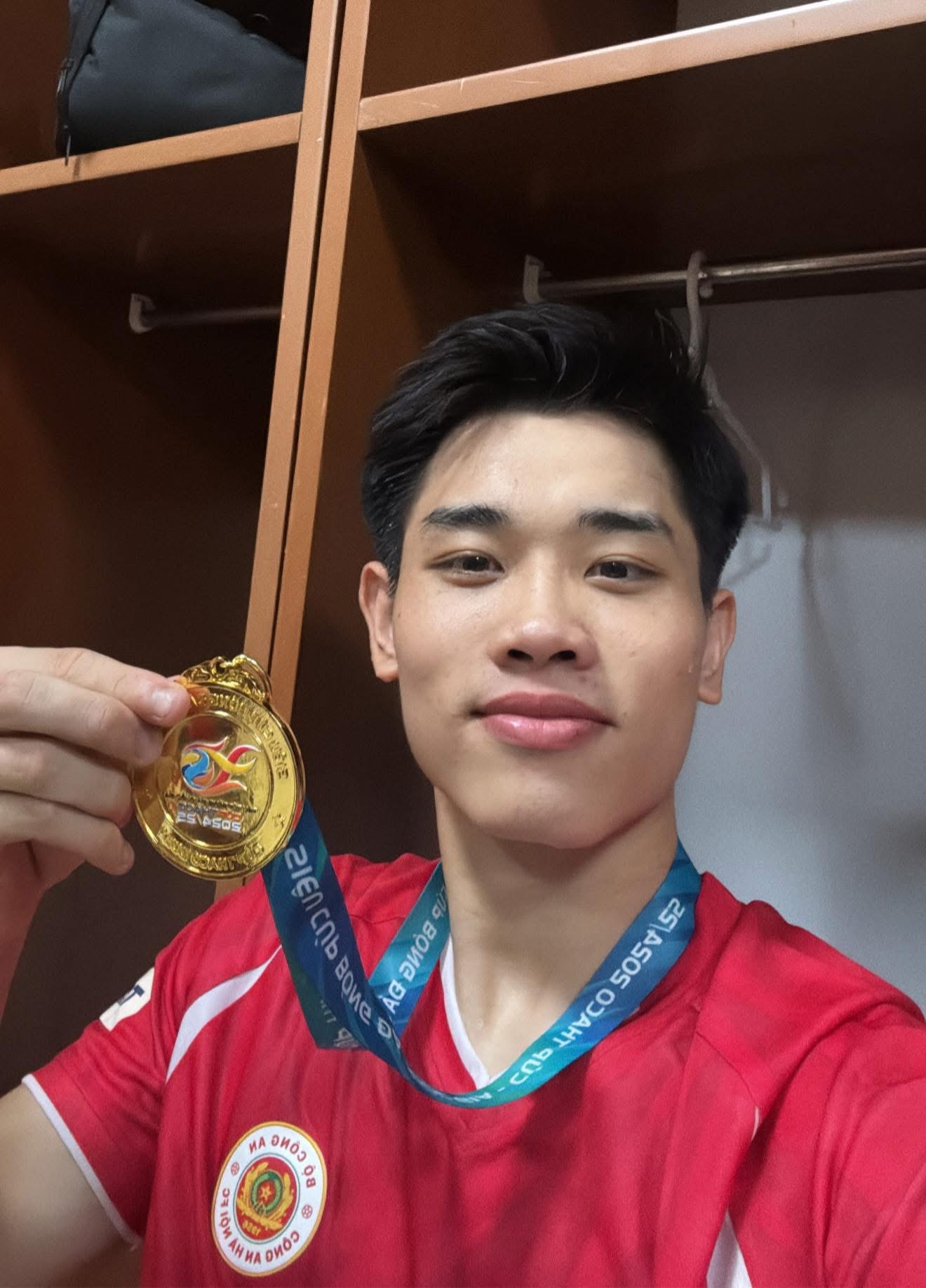 Tim CAHN mengalahkan Nam Dinh, memenangkan Piala Super: Kemenangan keberanian, apa yang dikatakan Dinh Bac? - Foto 7. Đội CAHN đánh bại Nam Định, giành Siêu cúp: Chiến thắng của bản lĩnh, Đình Bắc nói gì?- Ảnh 7.