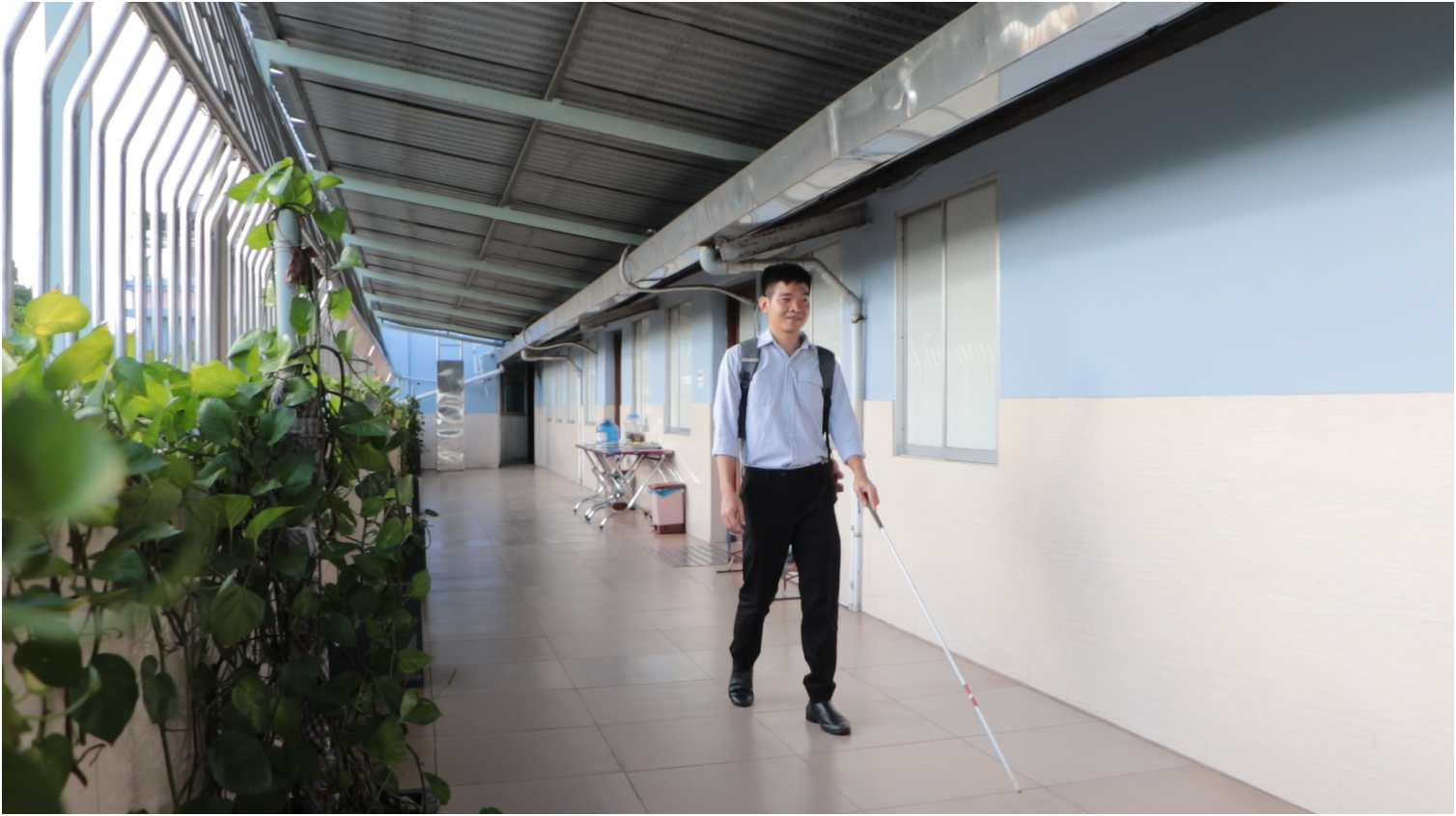 Ch&agrave;ng trai khiếm thị d&ugrave;ng c&ocirc;ng nghệ để mở đường- Ảnh 3.