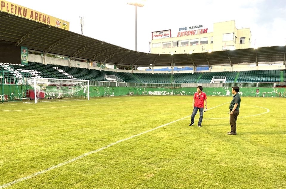 Sân Pleiku đẹp long lanh, VPF khen nức nở: HAGL khoe ‘áo mới’, sẵn sàng chinh chiến V-League- Ảnh 1.