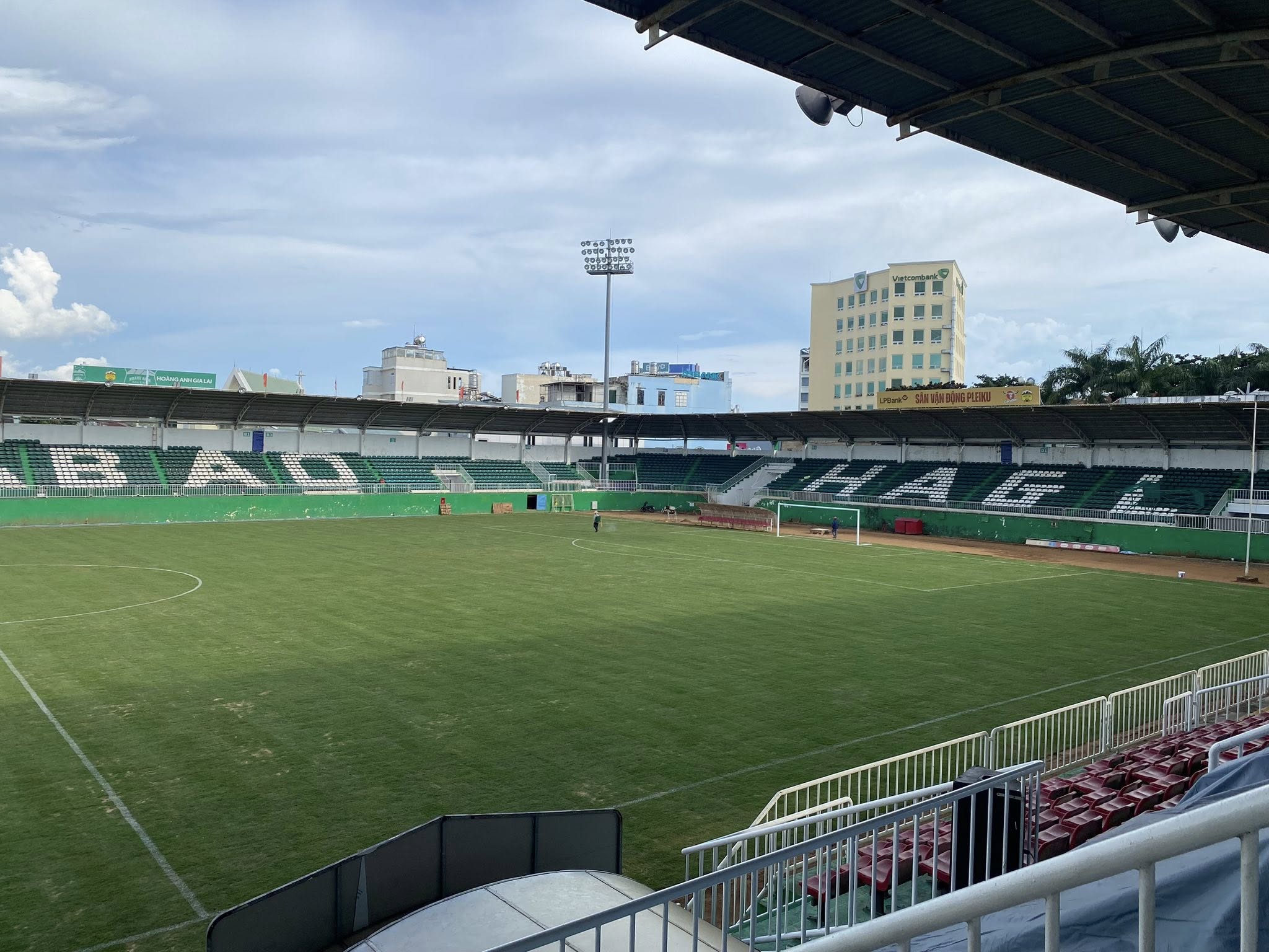 Sân Pleiku đẹp long lanh, VPF khen nức nở: HAGL khoe ‘áo mới’, sẵn sàng chinh chiến V-League- Ảnh 4.