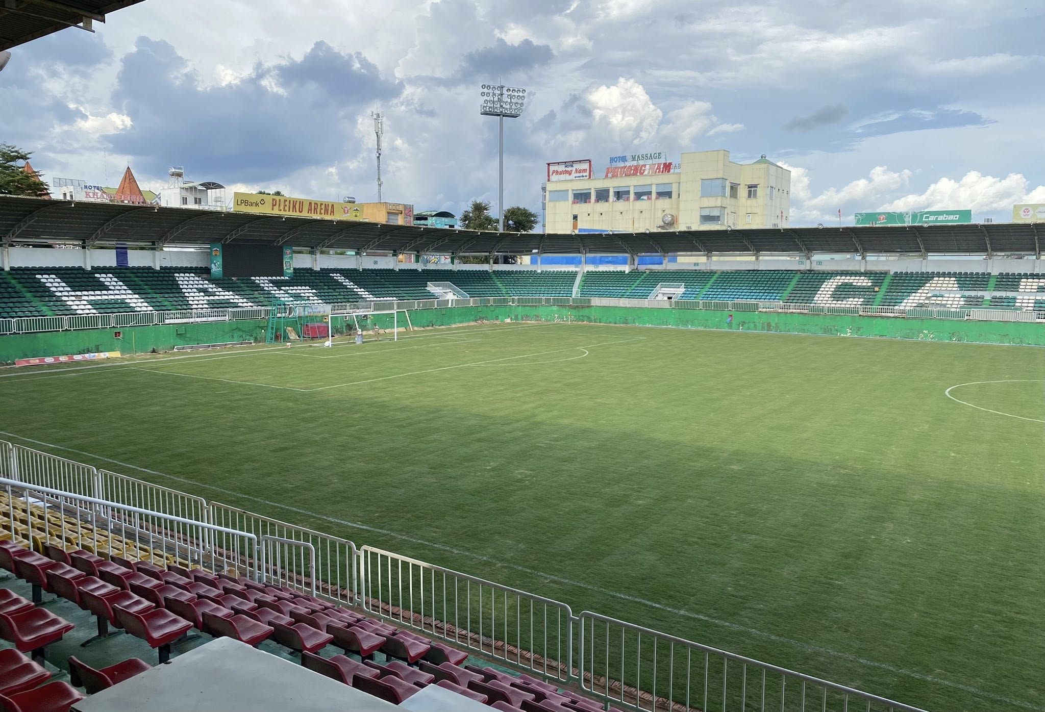 Sân Pleiku đẹp long lanh, VPF khen nức nở: HAGL khoe ‘áo mới’, sẵn sàng chinh chiến V-League- Ảnh 2.