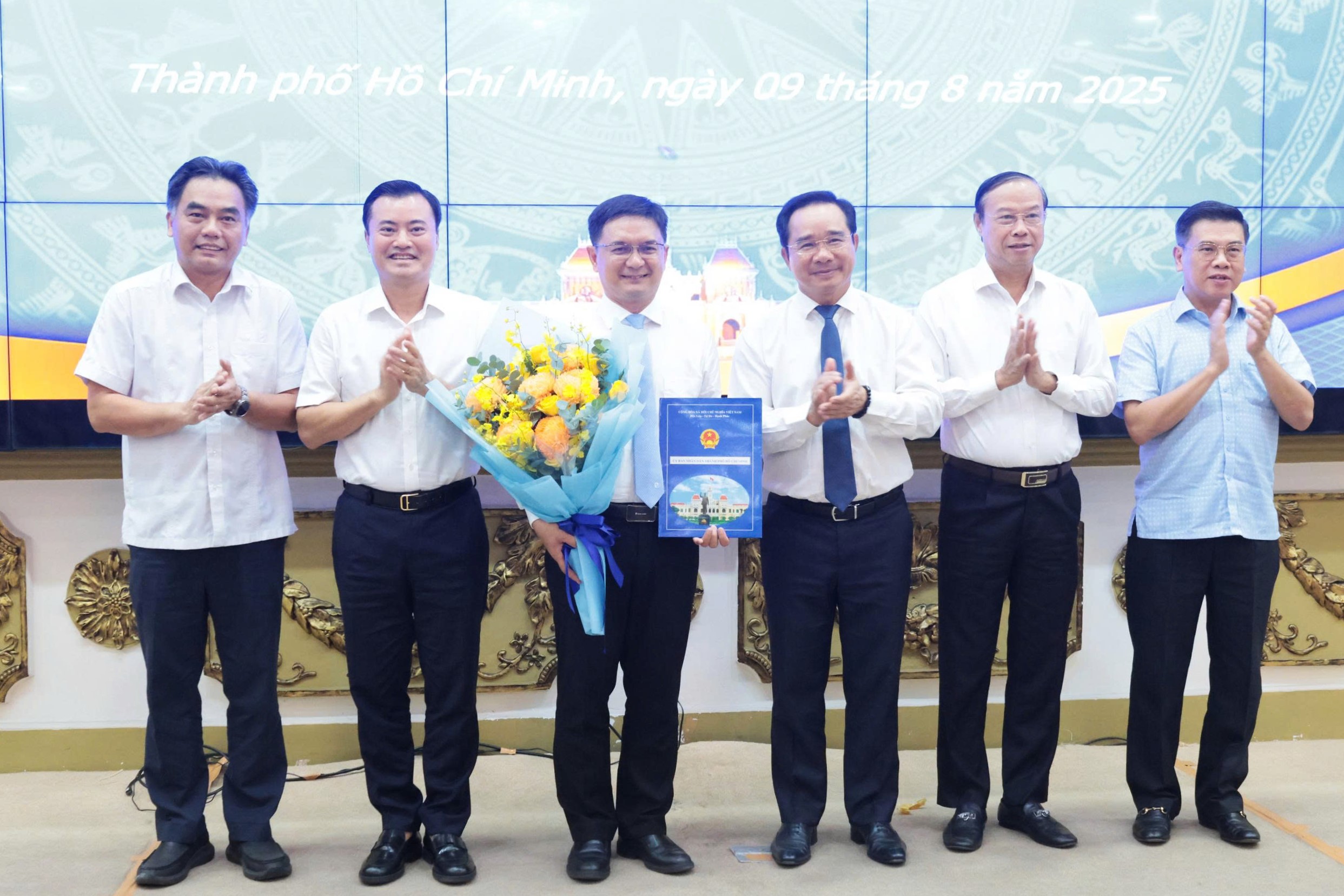 Trao quyết định phê chuẩn ông Nguyễn Mạnh Cường làm Phó chủ tịch UBND TP.HCM- Ảnh 2. Trao quyết định phê chuẩn ông Nguyễn Mạnh Cường làm Phó chủ tịch UBND TP.HCM- Ảnh 2.