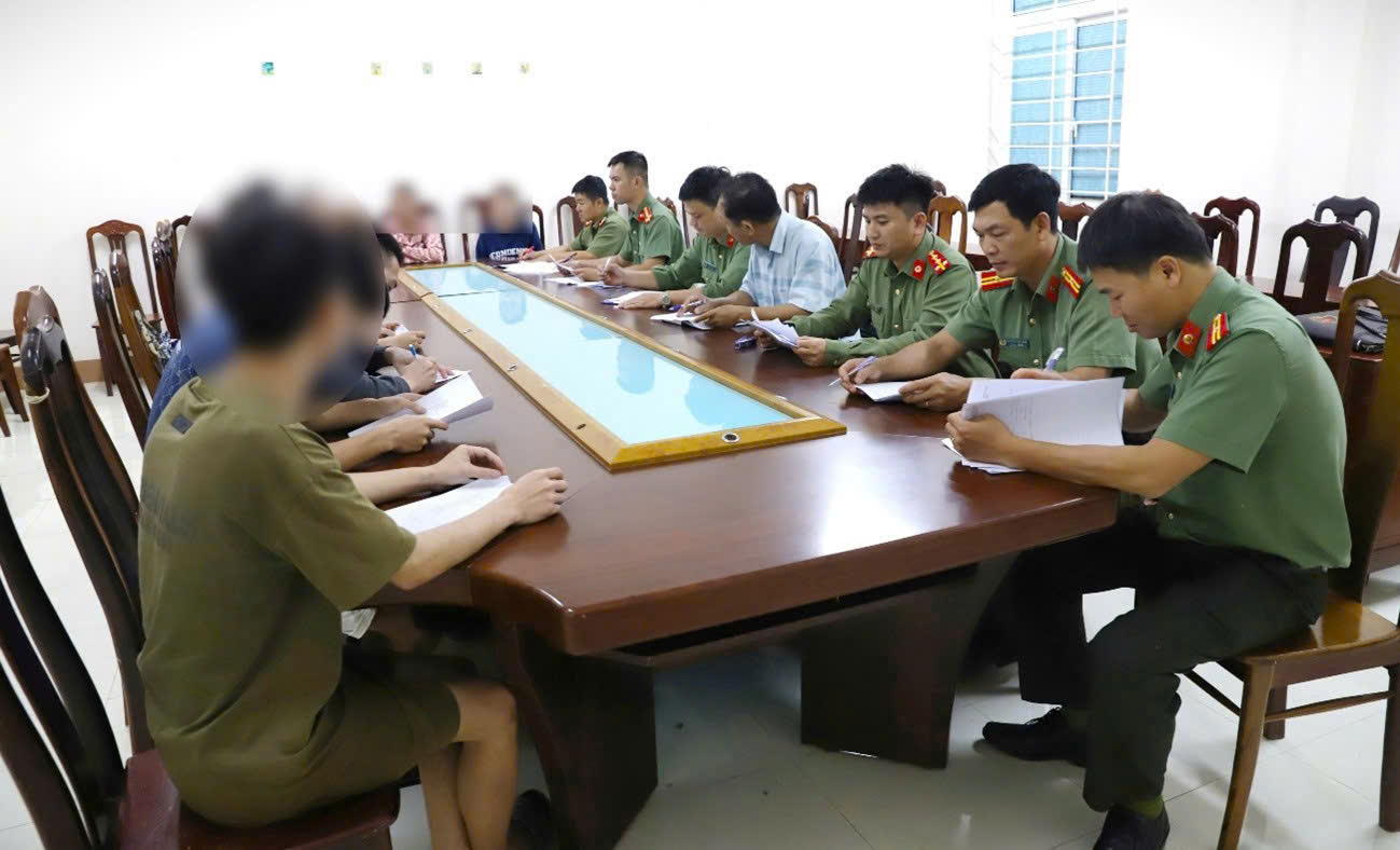 Công an tỉnh Lâm Đồng tiếp nhận 11 người do cơ quan chức năng Campuchia trao trả- Ảnh 1. Công an tỉnh Lâm Đồng tiếp nhận 11 người do cơ quan chức năng Campuchia trao trả- Ảnh 1.