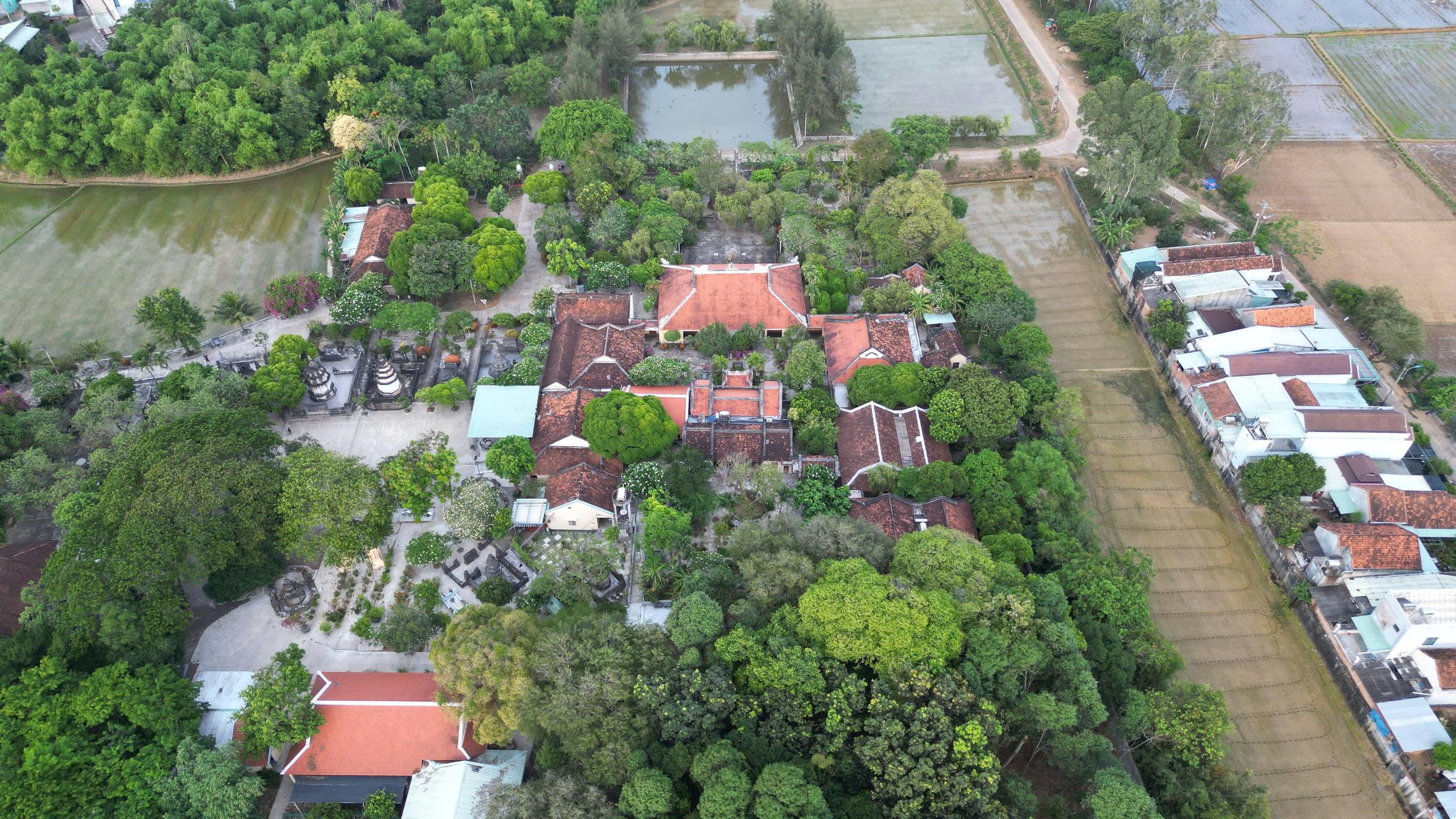 Gia Lai'deki yaklaşık 350 yıllık Thap Thap Pagodası'nın yakın çekimi - Fotoğraf 1. Cận cảnh ngôi chùa Thập Tháp gần 350 tuổi ở Gia Lai- Ảnh 1.