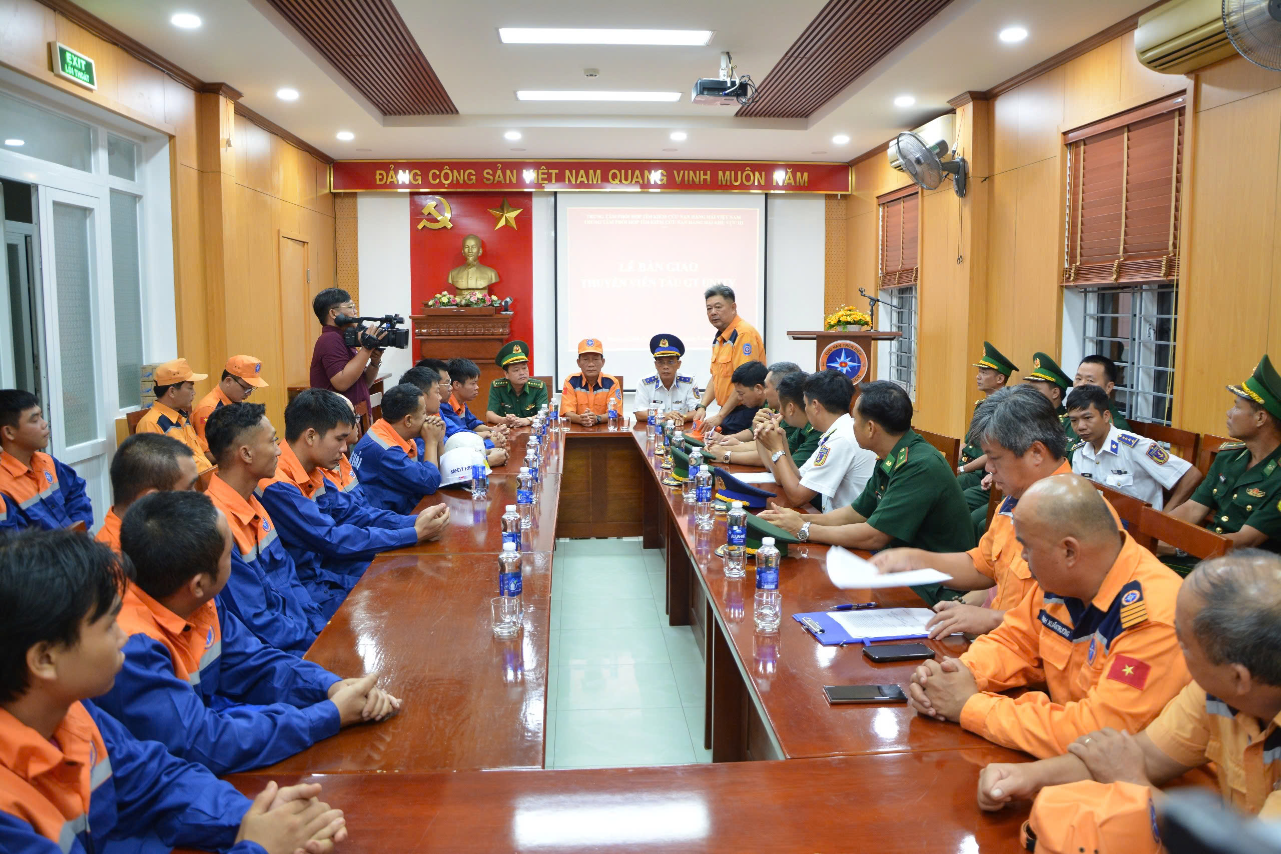 Cháy tàu chở dầu trên biển, 20 thuyền viên được cứu sống an toàn- Ảnh 2. Cháy tàu chở dầu trên biển, 20 thuyền viên được cứu sống an toàn- Ảnh 2.