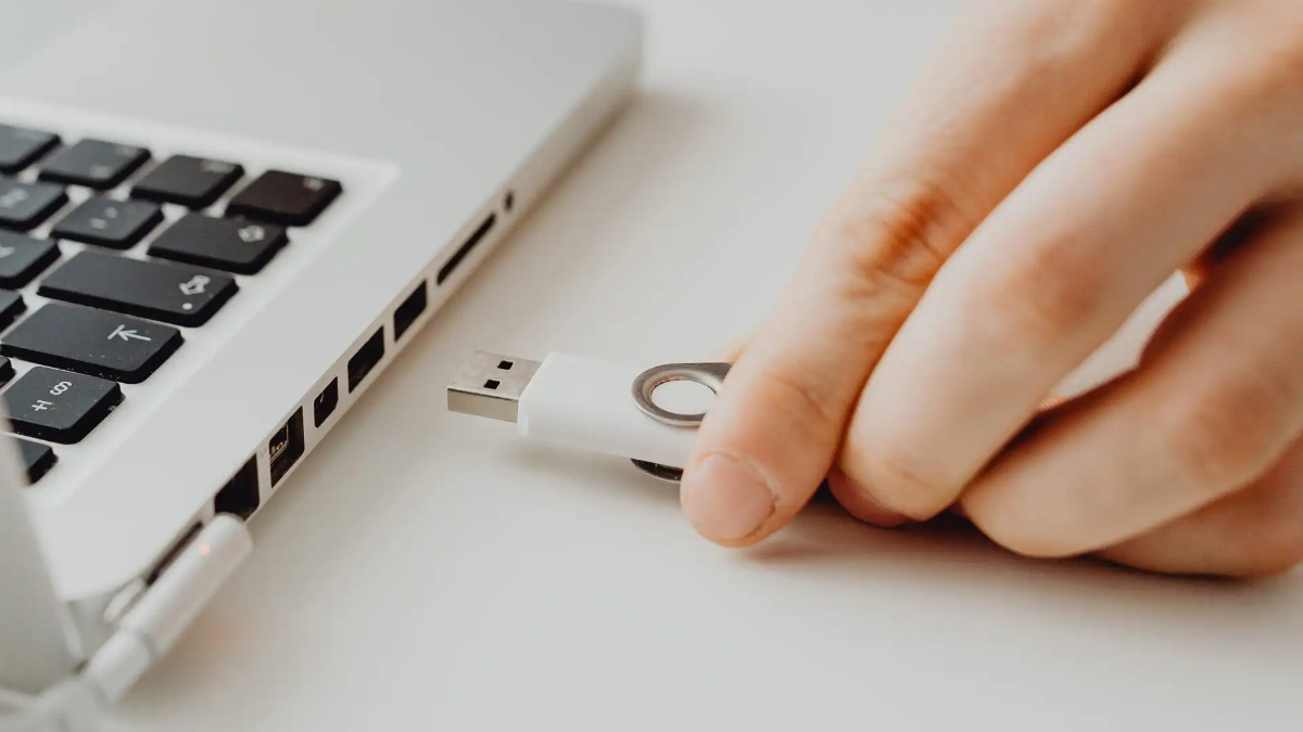 Những thứ không nên cắm vào cổng USB laptop hoặc smartphone - Ảnh 1.