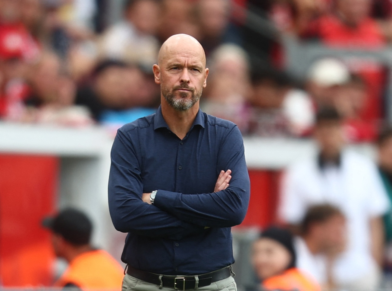 Chocante: O treinador Ten Hag foi demitido após apenas 2 rodadas e recebeu uma indenização de mais de 245 bilhões de VND - Foto 1. Sốc: HLV Ten Hag bị sa thải chỉ sau 2 vòng, nhận bồi thường hơn 245 tỉ đồng - Ảnh 1.