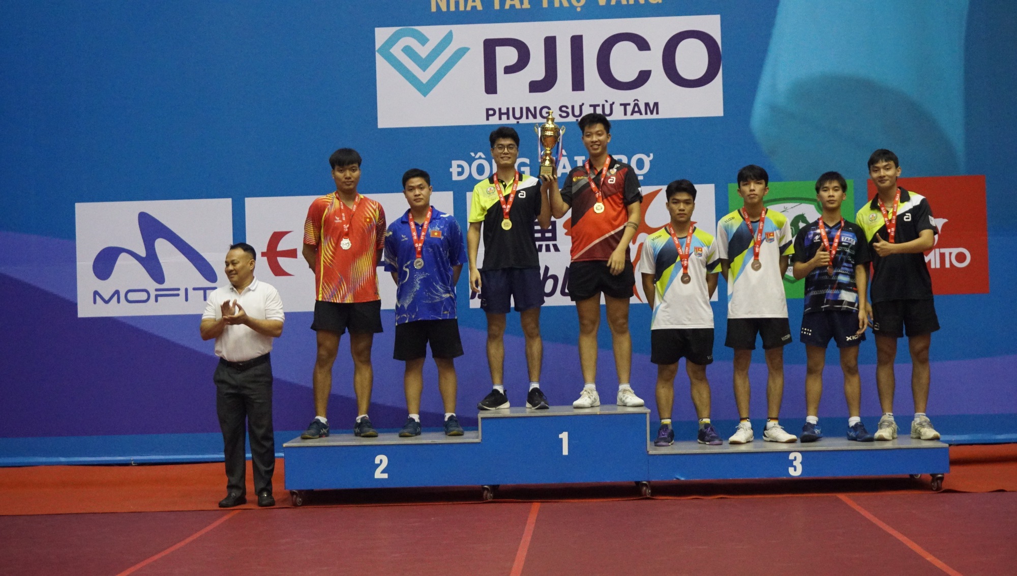 ລູກຊາຍຂອງອາດີດນັກເຕະຊື່ດັງ ຫວູແມ້ງເກື່ອງ, ທີມຕີເຕັນນິສ CAND T&T ເປັນແຊ້ມອີກເທື່ອໜຶ່ງ - ຮູບທີ 1. Con trai cựu danh thủ Vũ Mạnh Cường tỏa sáng, bóng bàn CAND T&T lại vô địch tuyệt đối- Ảnh 1.