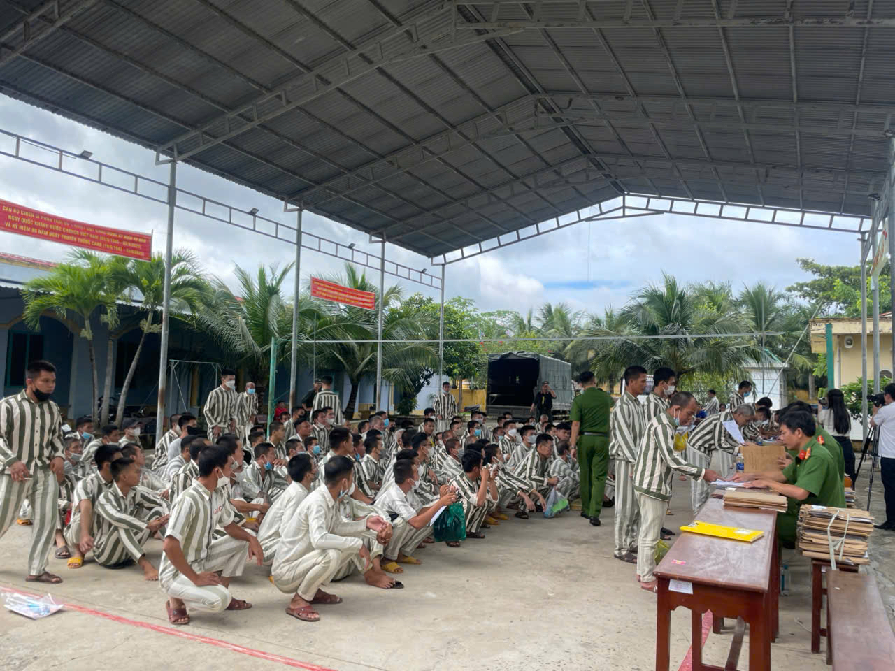 Trại giam Châu Bình công bố quyết định đặc xá cho 158 phạm nhân- Ảnh 2. Trại giam Châu Bình công bố quyết định đặc xá cho 158 phạm nhân- Ảnh 2.