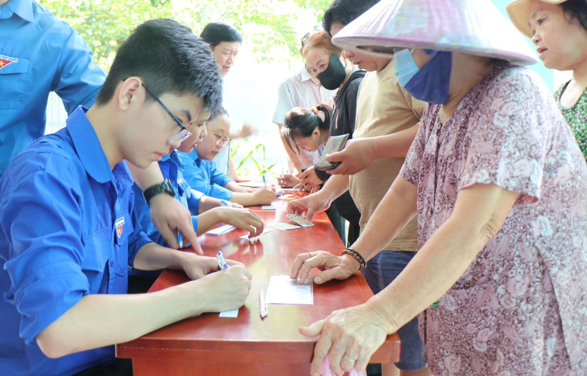 Quà Quốc khánh 2.9 đến tay người dân TP.HCM: 'Nôn nao đến mức ngủ không được'- Ảnh 10. Quà Quốc khánh 2.9 đến tay người dân TP.HCM: 'Nôn nao đến mức ngủ không được'- Ảnh 10.