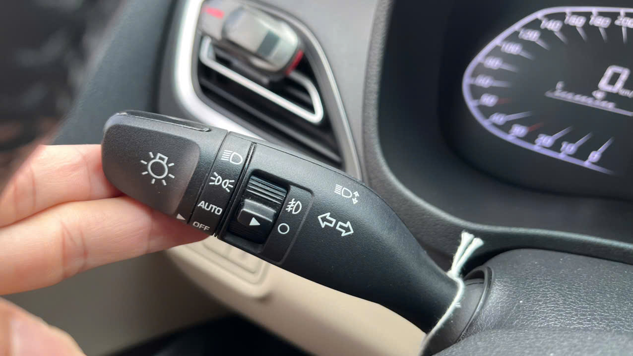 'Ôm cua' có nhất thiết phải bật đèn xi-nhan báo hiệu?- Ảnh 1.