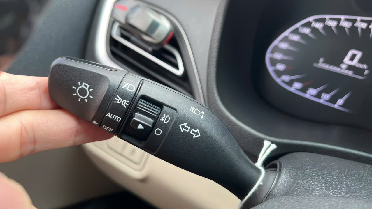 Sai lầm phổ biến của tài xế khi gạt đèn xi-nhan trong quá trình vượt ô tô- Ảnh 1. Sai lầm phổ biến của tài xế khi gạt đèn xi-nhan trong quá trình vượt ô tô- Ảnh 1.