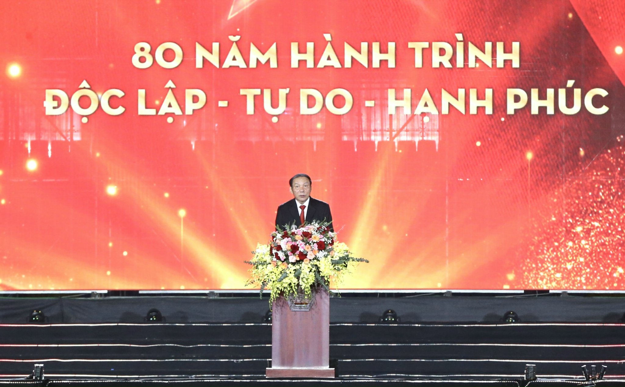'Mưa đỏ' đổ bộ '80 năm hành trình Độc lập - Tự do - Hạnh phúc'
- Ảnh 1. 'Mưa đỏ' đổ bộ '80 năm hành trình Độc lập - Tự do - Hạnh phúc'
- Ảnh 1.
