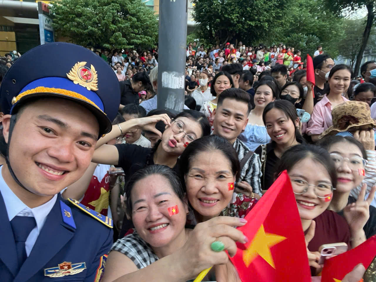 Từ TP.HCM, Đà Lạt ra Hà Nội, xếp hàng lúc 3 giờ sáng xem diễu binh A80 - Ảnh 3.