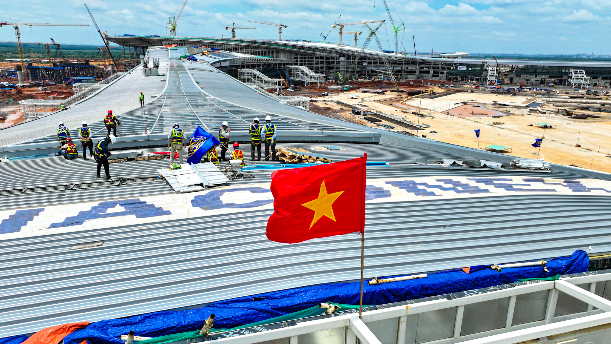 Hàng ngàn kĩ sư,công nhân thi công xuyên lễ, công trường sân bay Long Thành rực sáng - Ảnh 1.
