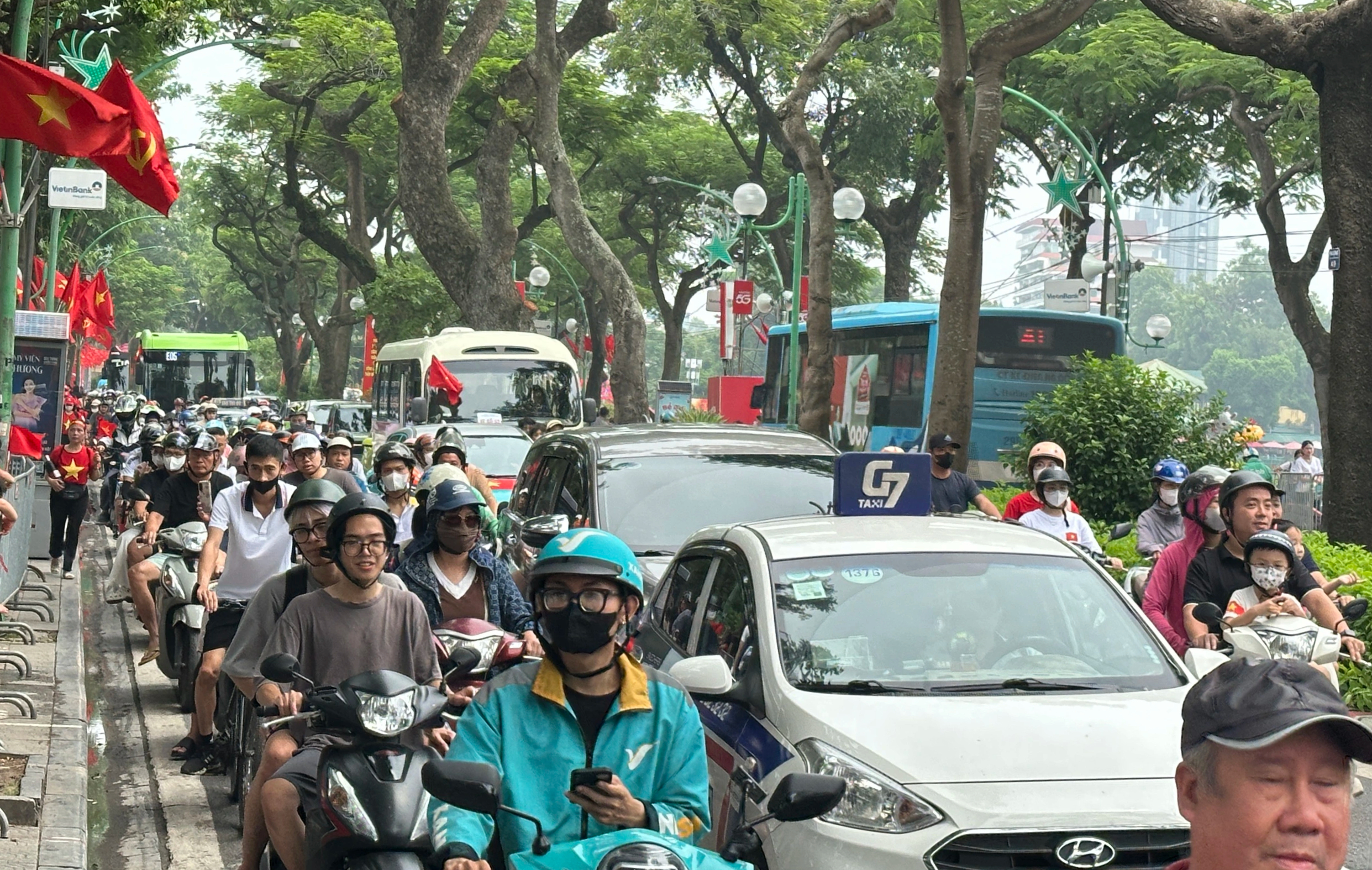 Từ TP.HCM, Đà Lạt ra Hà Nội, xếp hàng lúc 3 giờ sáng xem diễu binh A80 - Ảnh 1.