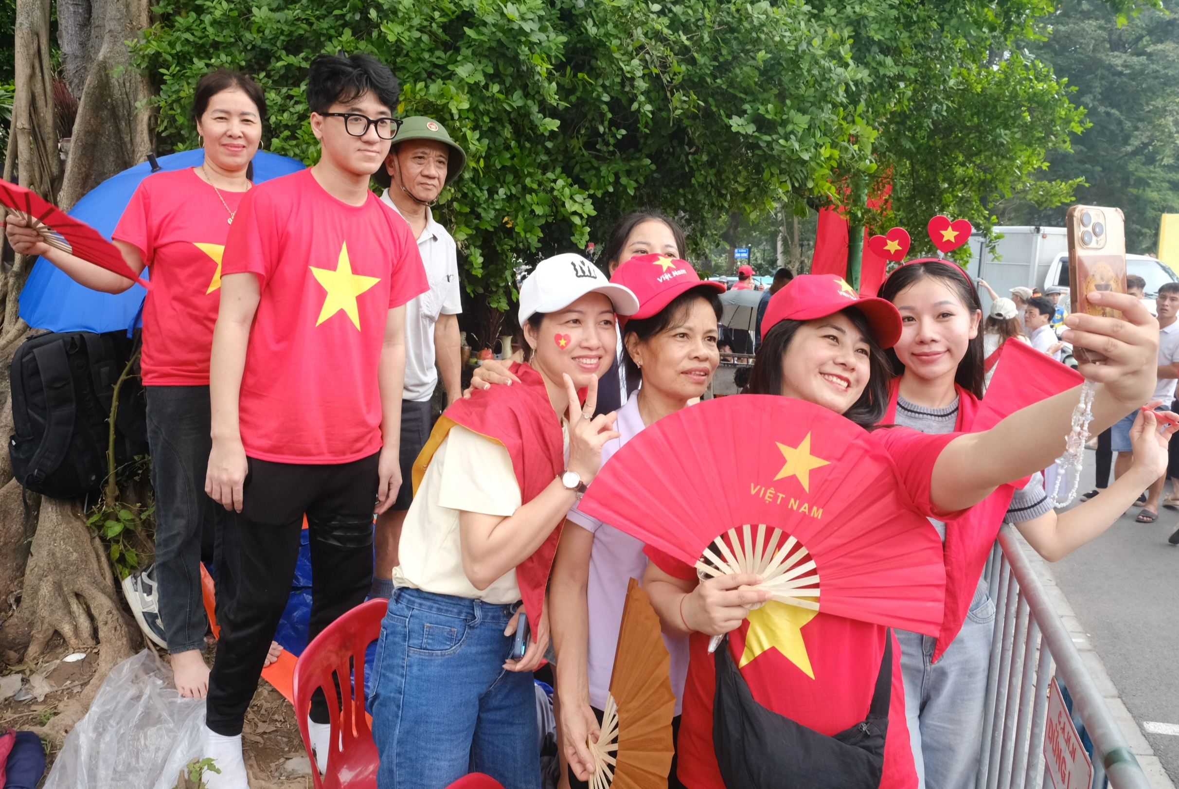 Từ TP.HCM, Đà Lạt ra Hà Nội, xếp hàng lúc 3 giờ sáng xem diễu binh A80 - Ảnh 4.