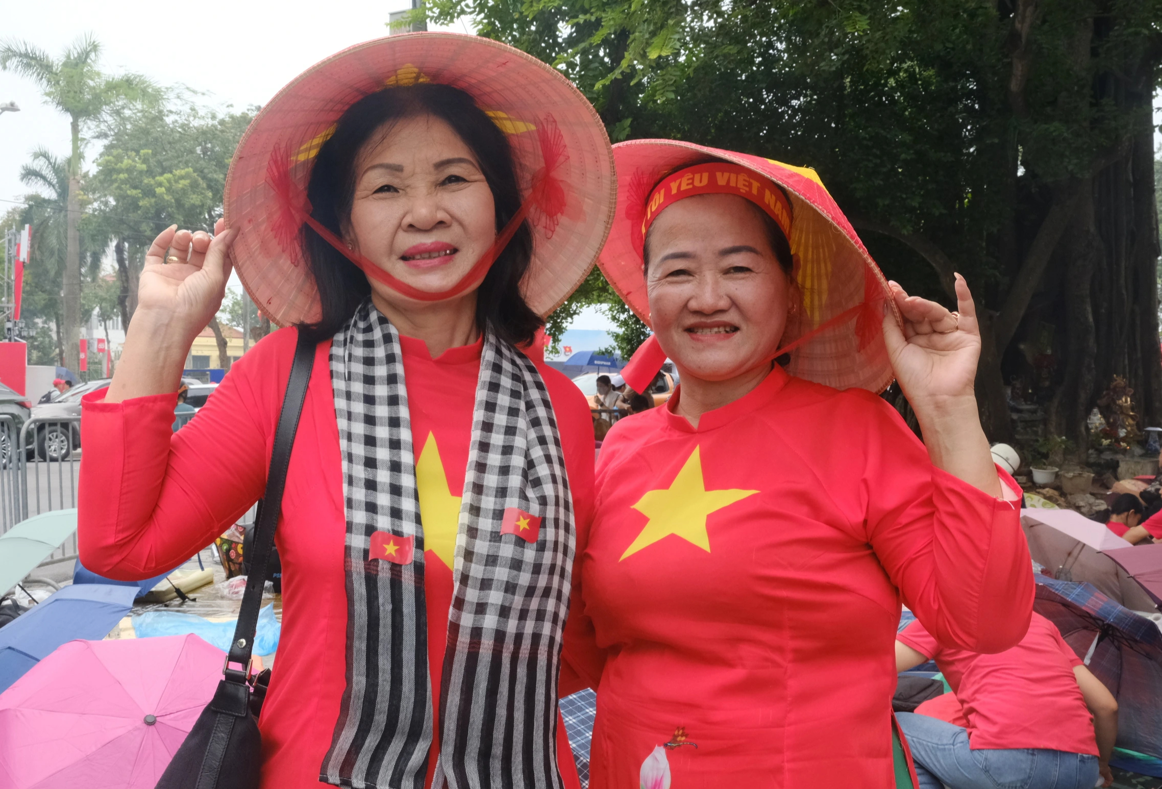 Từ TP.HCM, Đà Lạt ra Hà Nội, xếp hàng lúc 3 giờ sáng xem diễu binh A80 - Ảnh 2.