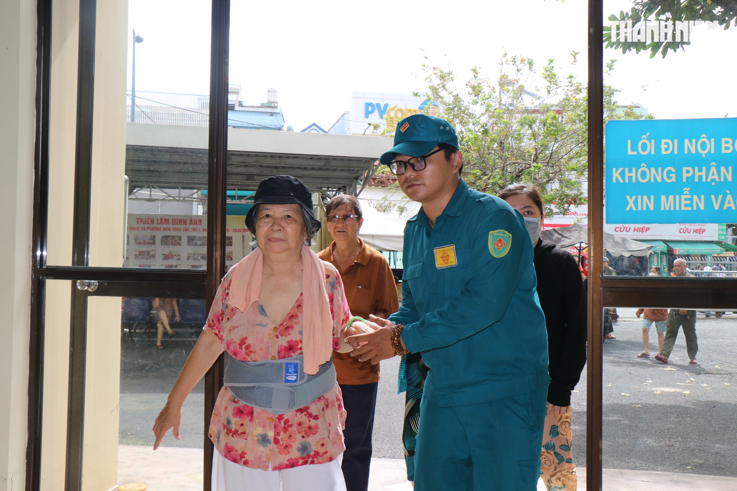 Quà Quốc khánh 2.9 đến tay người dân TP.HCM: 'Nôn nao đến mức ngủ không được'- Ảnh 3. Quà Quốc khánh 2.9 đến tay người dân TP.HCM: 'Nôn nao đến mức ngủ không được'- Ảnh 3.