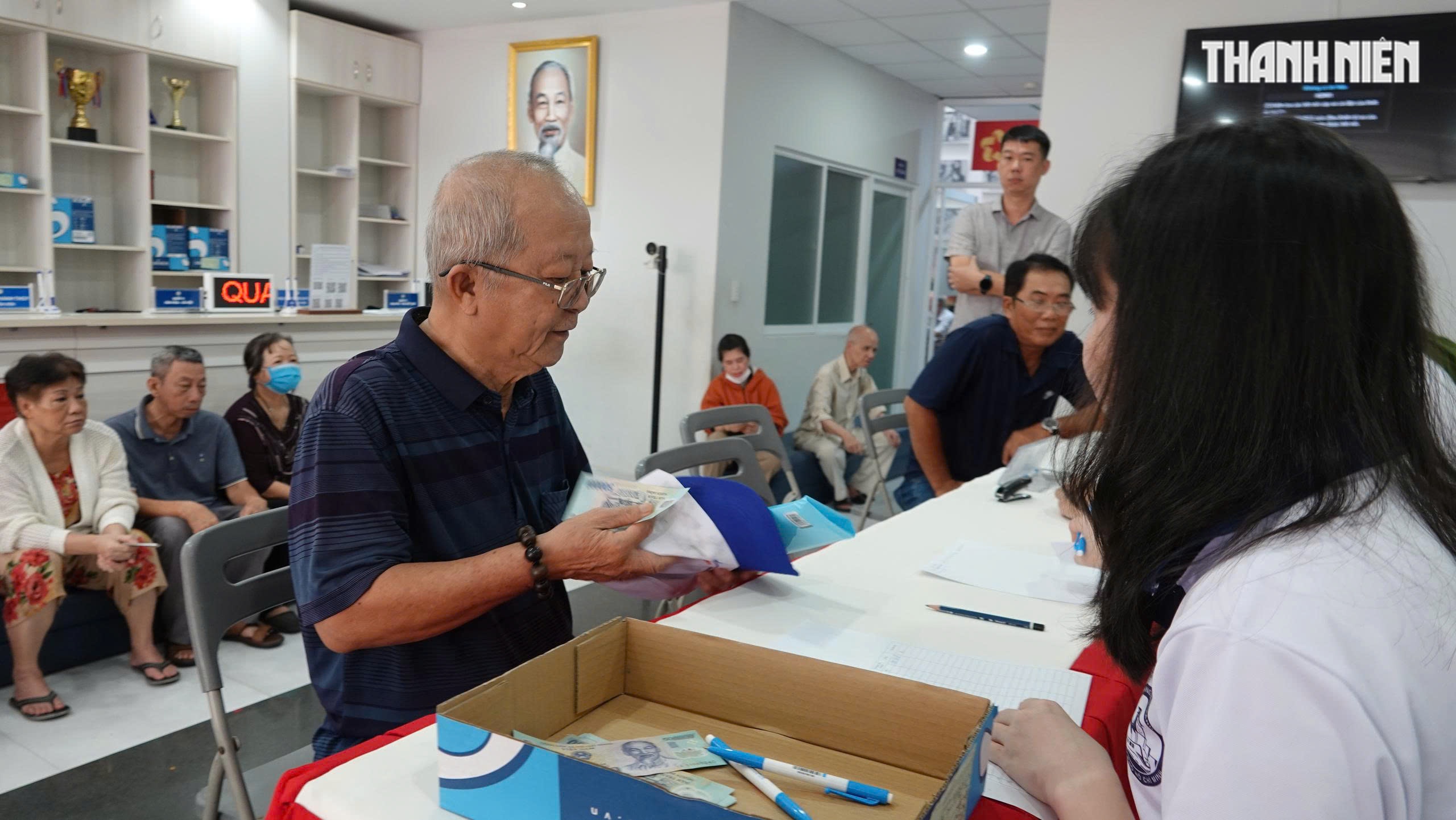 Quà Quốc khánh 2.9 đến tay người dân TP.HCM: 'Nôn nao đến mức ngủ không được'- Ảnh 8. Quà Quốc khánh 2.9 đến tay người dân TP.HCM: 'Nôn nao đến mức ngủ không được'- Ảnh 8.