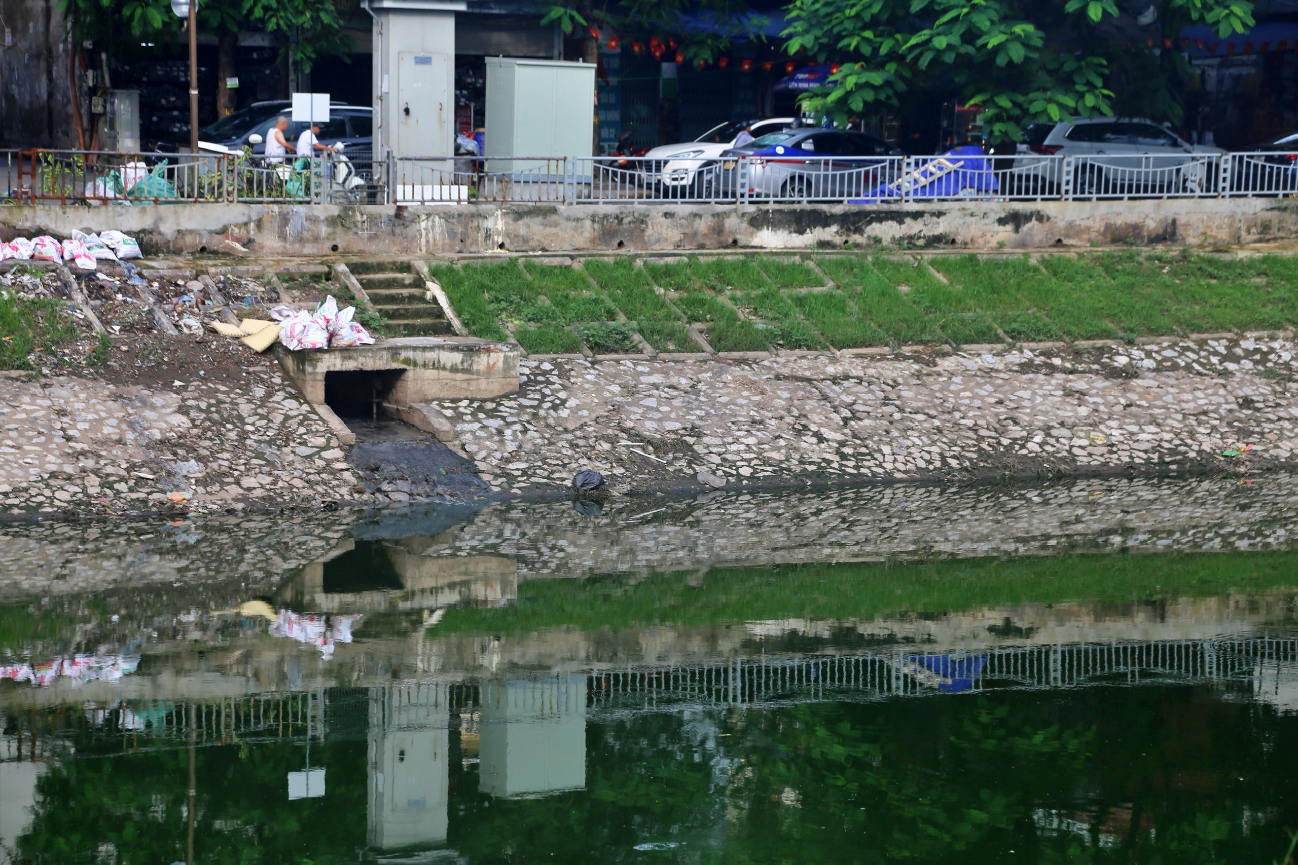 Hiện trạng sông Tô Lịch trước thời điểm Hà Nội quyết 'hồi sinh' - Ảnh 10.