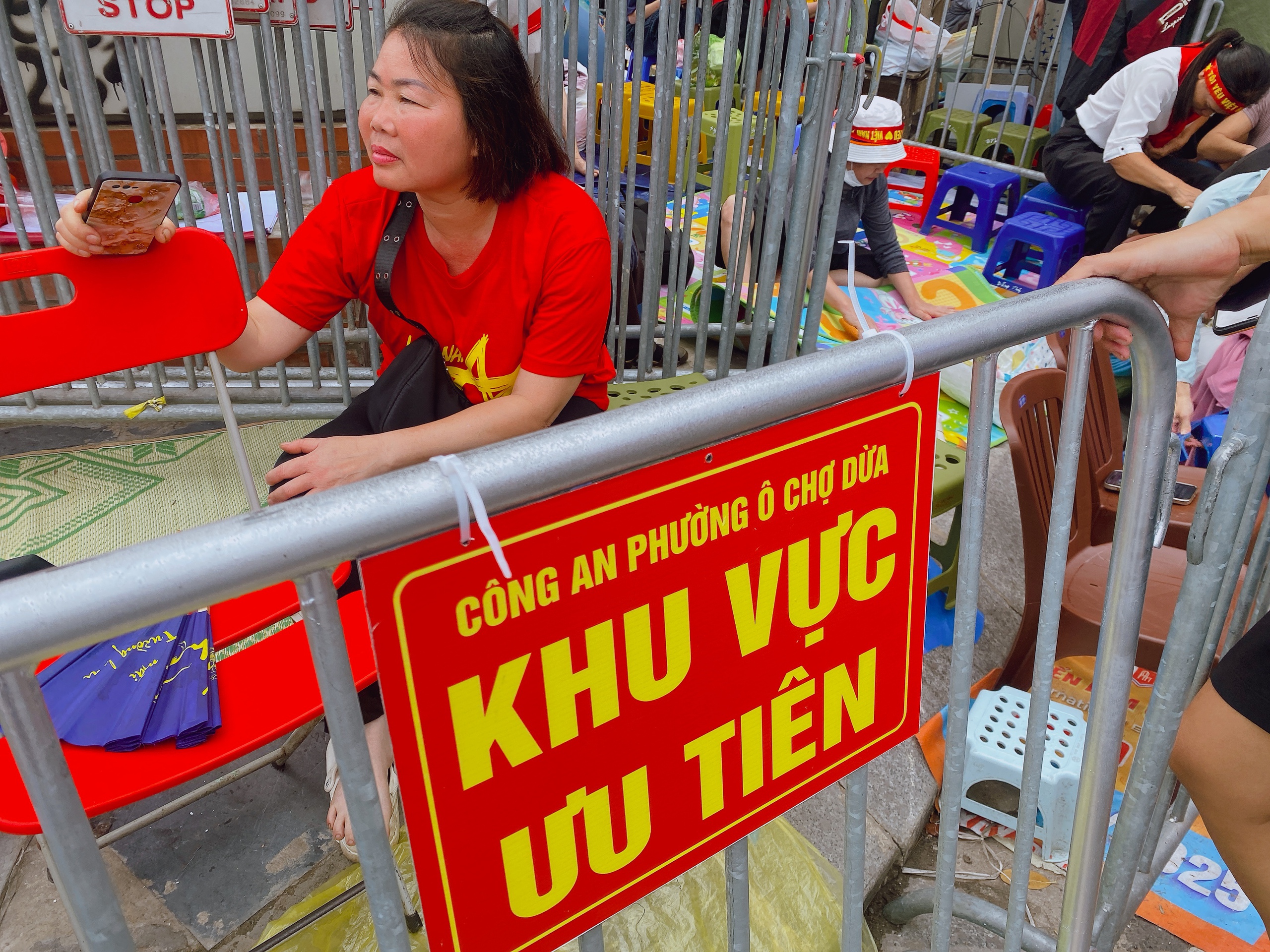 Chờ 40 tiếng trên vỉa hè, giành cả chỗ cựu chiến binh để chờ xem diễu binh - Ảnh 5.