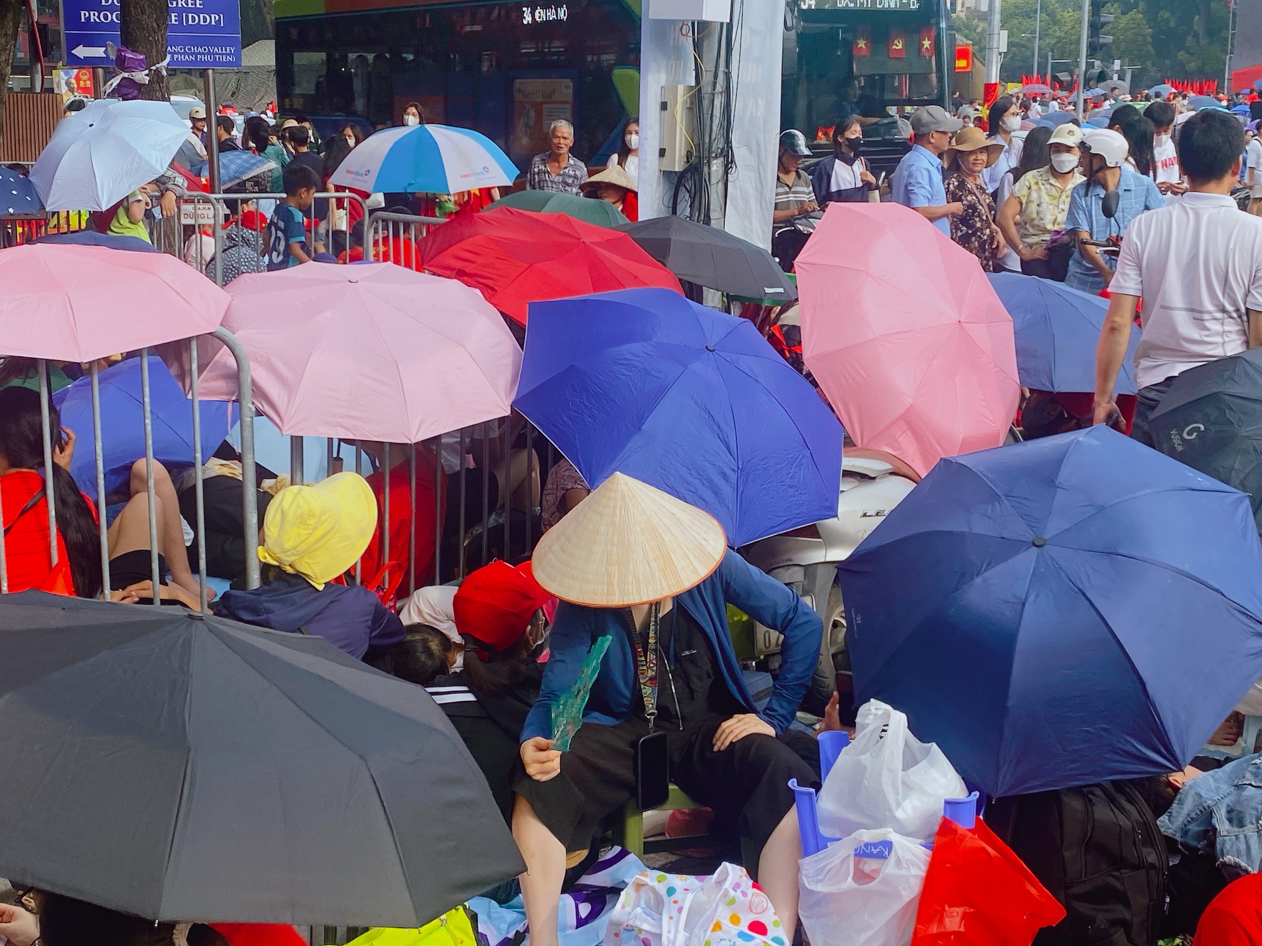 Chờ 40 tiếng trên vỉa hè, giành cả chỗ cựu chiến binh để chờ xem diễu binh - Ảnh 4.