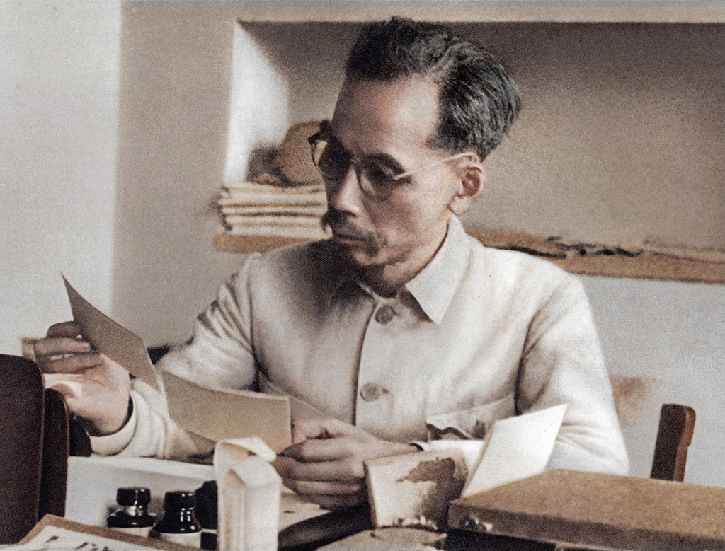 Ra mắt ấn phẩm 'Hồ Chí Minh - Tiểu sử bằng hình'- Ảnh 2. Ra mắt ấn phẩm 'Hồ Chí Minh - Tiểu sử bằng hình'- Ảnh 2.