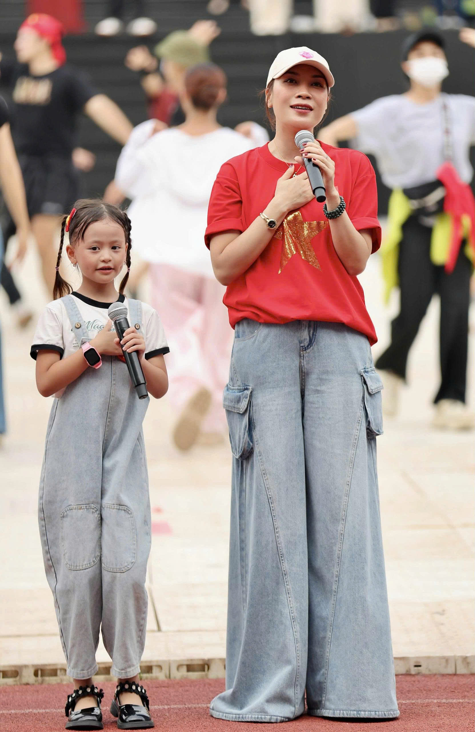 Khoảnh khắc Mỹ T&acirc;m c&ugrave;ng ca sĩ nh&iacute; 7 tuổi tại tổng duyệt A80 g&acirc;y sốt- Ảnh 1.