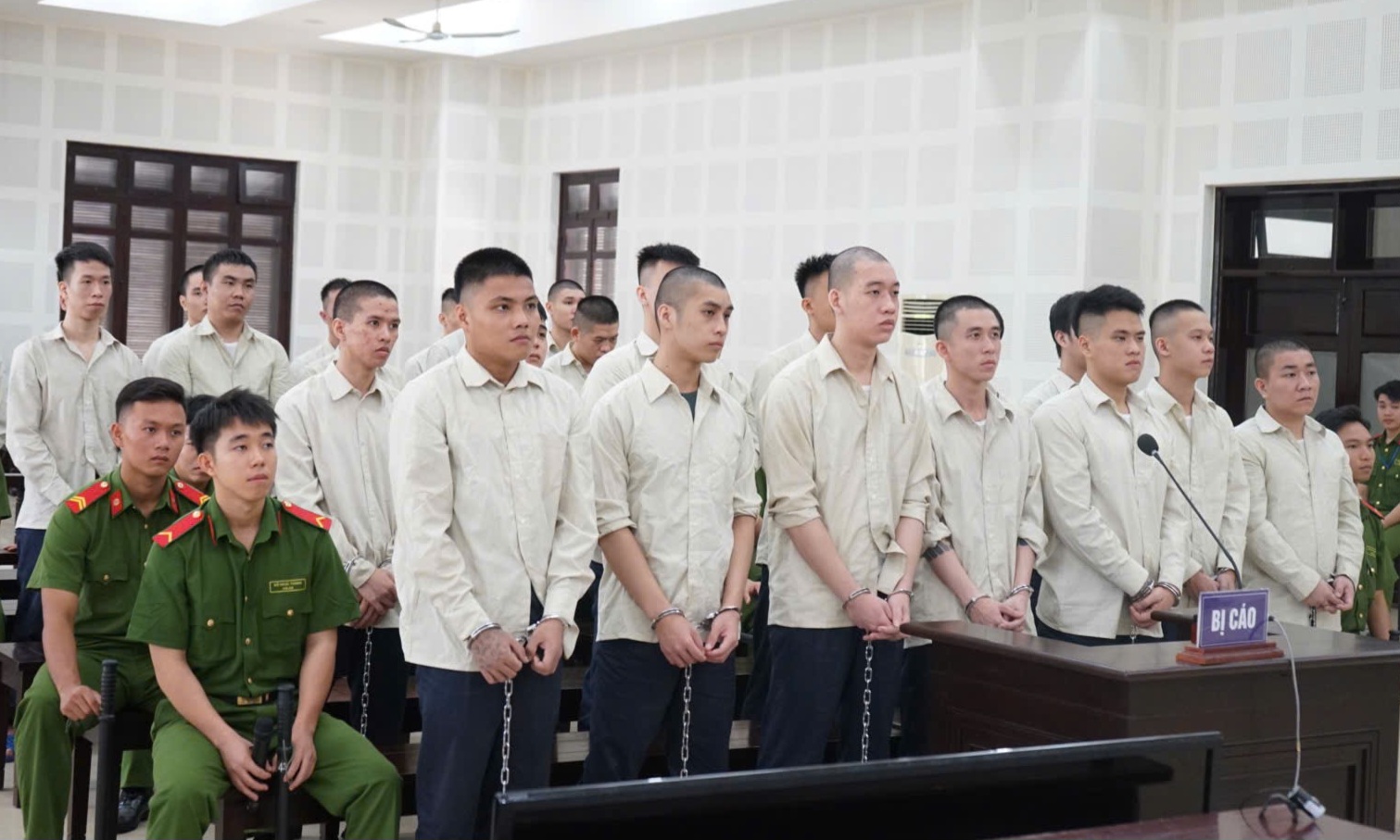 Đà Nẵng: 26 bị cáo lĩnh án sau vụ hỗn chiến bằng bom xăng, đao kiếm- Ảnh 1.