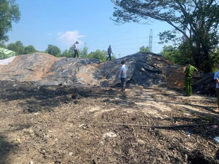 Khởi tố giám đốc công ty đổ lượng lớn chất thải gây ô nhiễm môi trường - Ảnh 2.