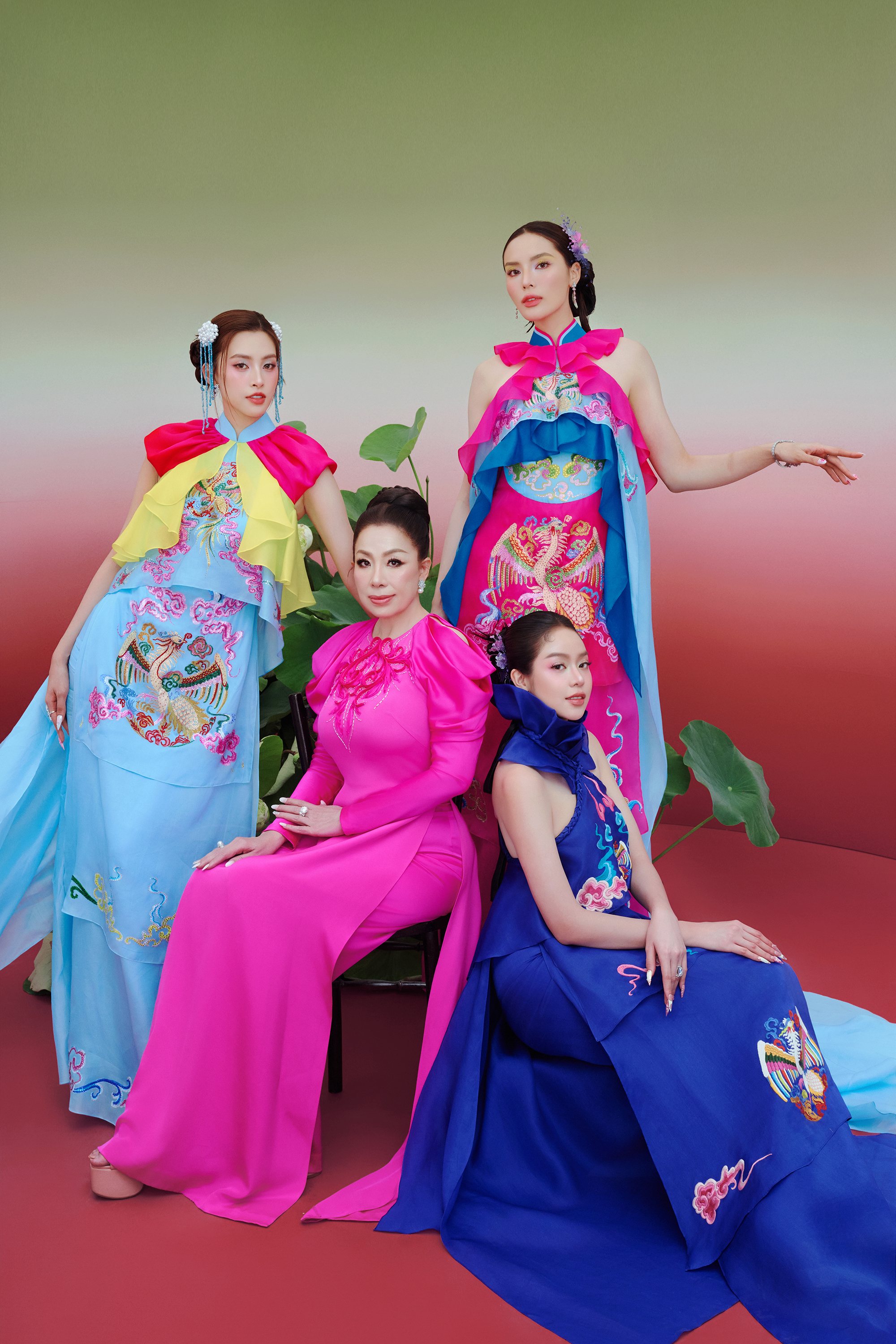 Hoa hậu Tiểu Vy, Thanh Thủy khác lạ trong bộ ảnh với Kỳ Duyên - Ảnh 1.