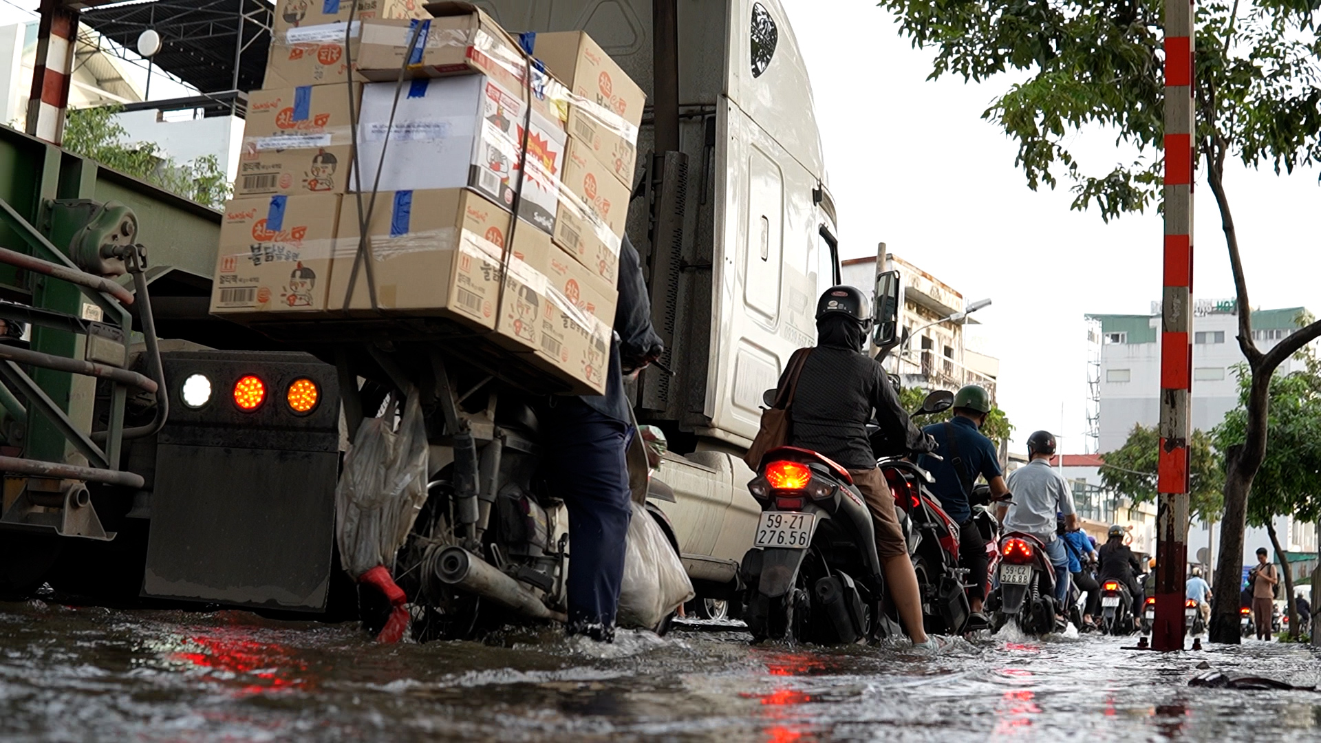 Triều cường ‘nuốt’ đường Trần Xuân Soạn, người dân TP.HCM bì bõm giờ tan tầm- Ảnh 2.