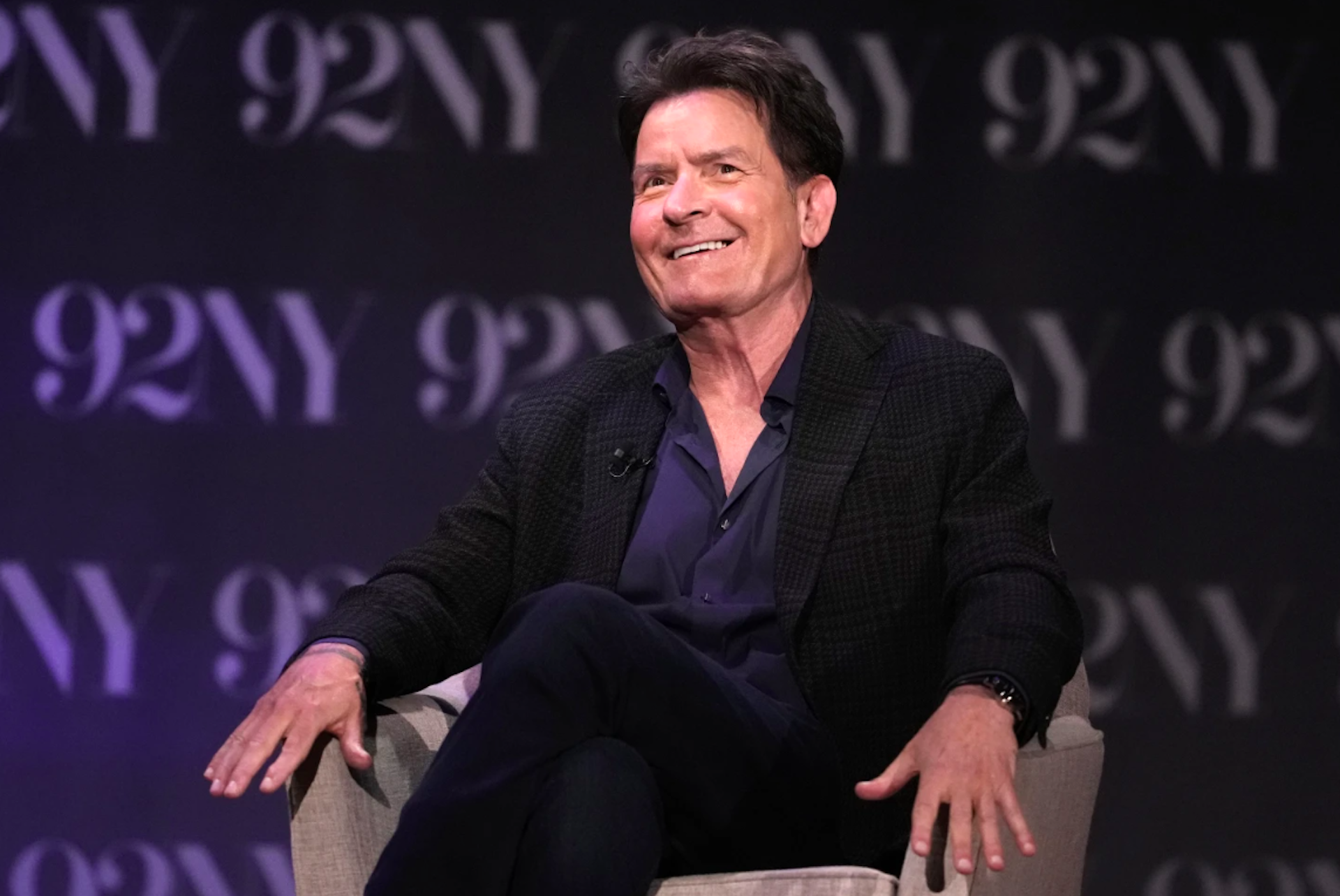 Tài tử Charlie Sheen ra sao sau quá khứ ăn chơi sa đọa, nhiễm HIV? - Ảnh 1.