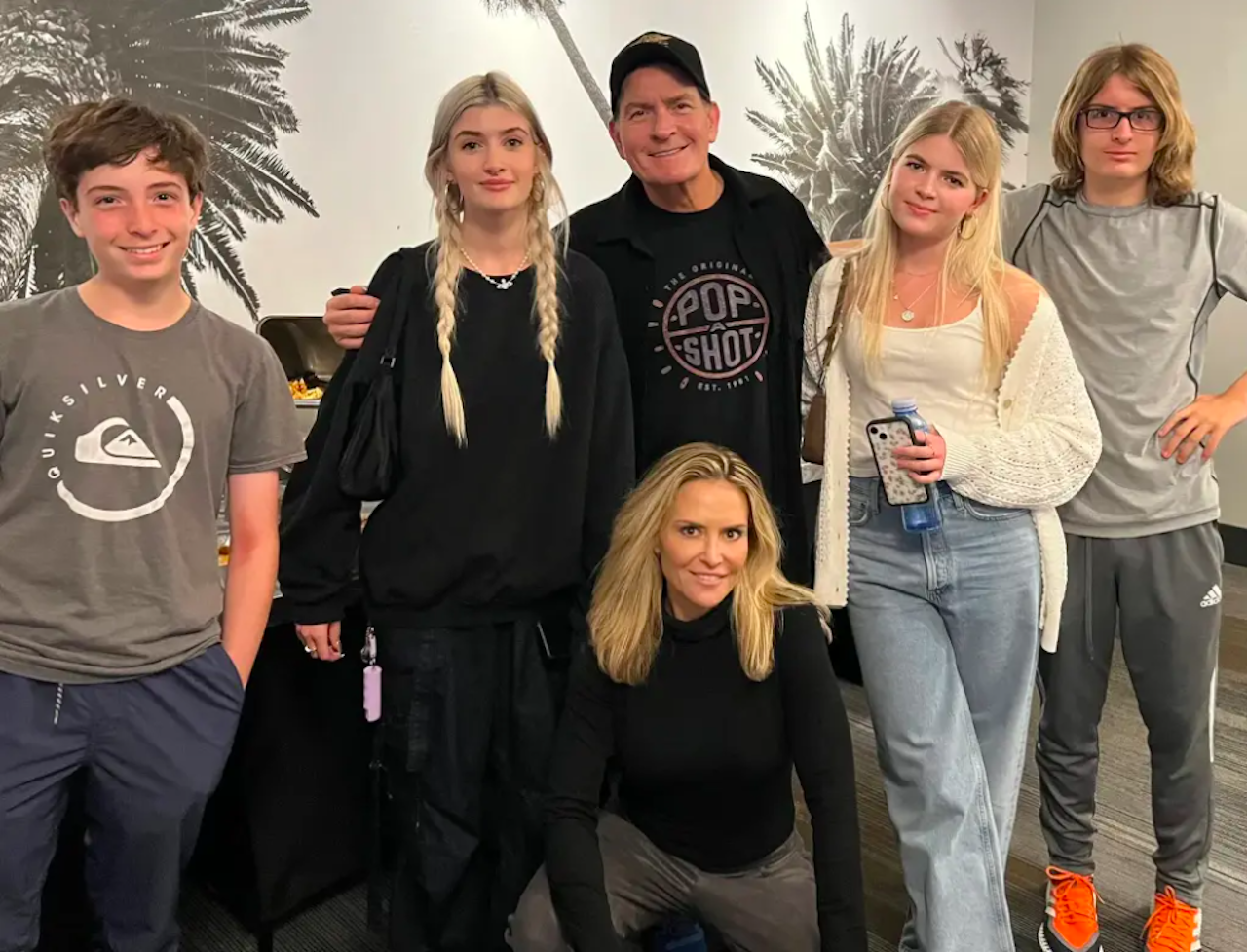 Tài tử Charlie Sheen ra sao sau quá khứ ăn chơi sa đọa, nhiễm HIV? - Ảnh 5.