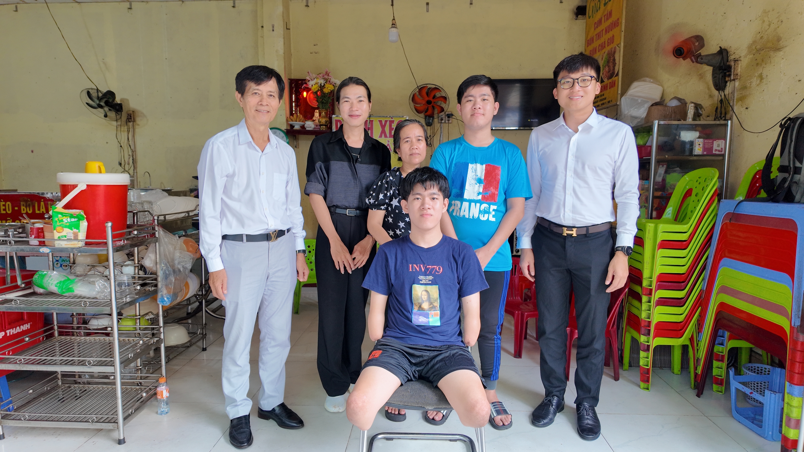 Ch&agrave;ng trai &lsquo;chim c&aacute;nh cụt&rsquo; mất tứ chi được trao học bổng 100 triệu đồng- Ảnh 2.