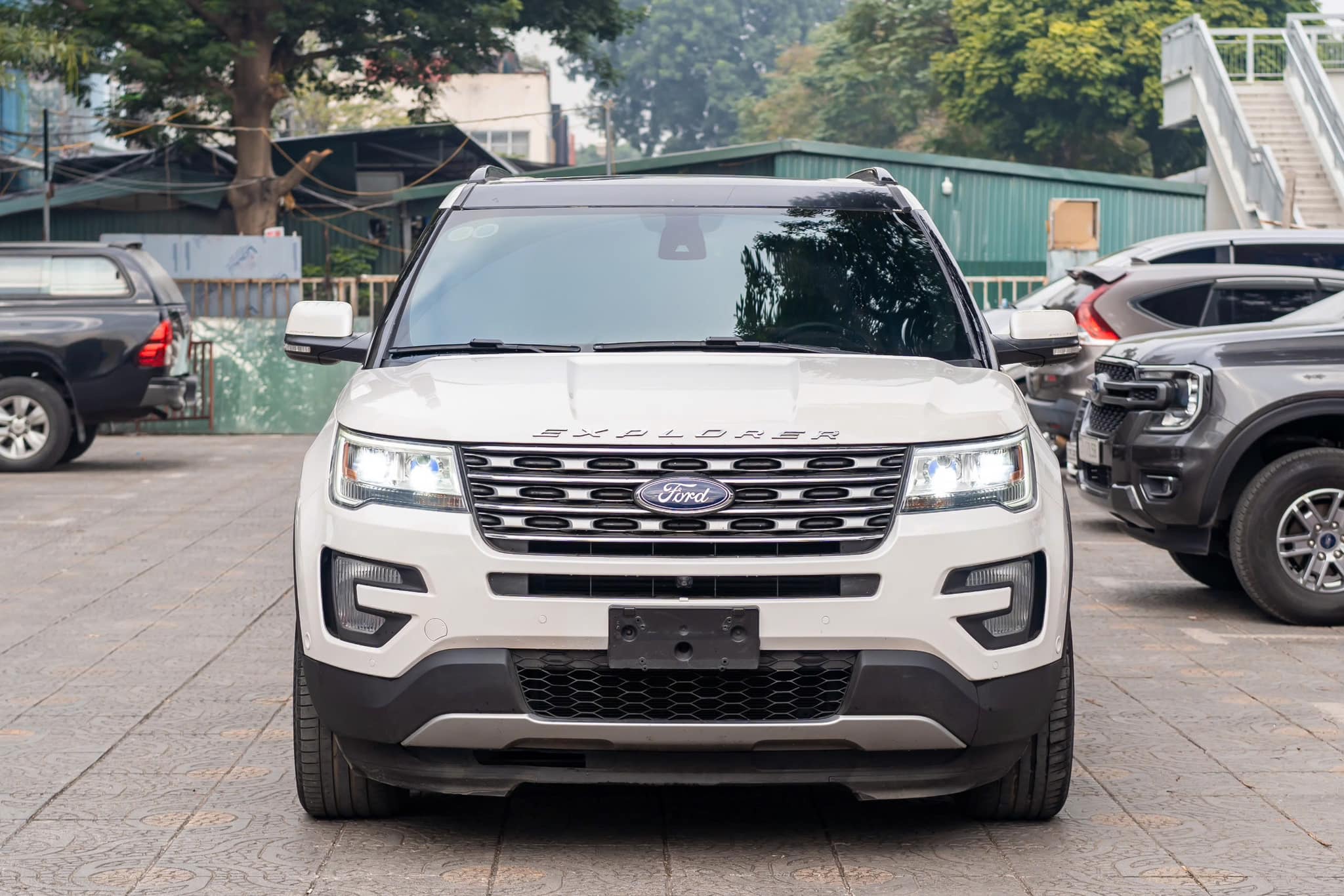 Có nên mua Ford Explorer cũ giá chưa tới 700 triệu đồng? - Ảnh 1.