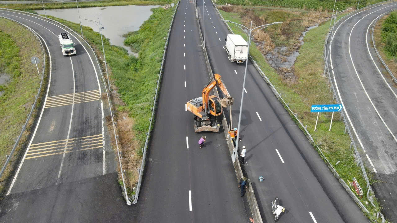 Đường 'ổ gà' thành cao tốc huyết mạch ĐBSCL, xe chạy bon bon 90 km/giờ- Ảnh 1.
